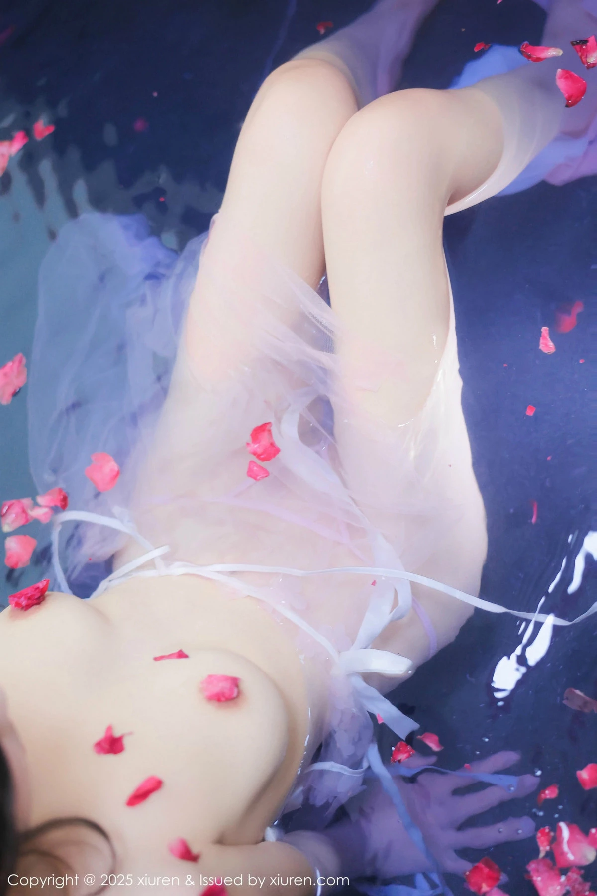 秀人集.com_[XiuRen秀人网]No.9778_模特桃妖夭浴池场景性感白色薄纱服饰花瓣浴秀惹火身材诱惑写真102P