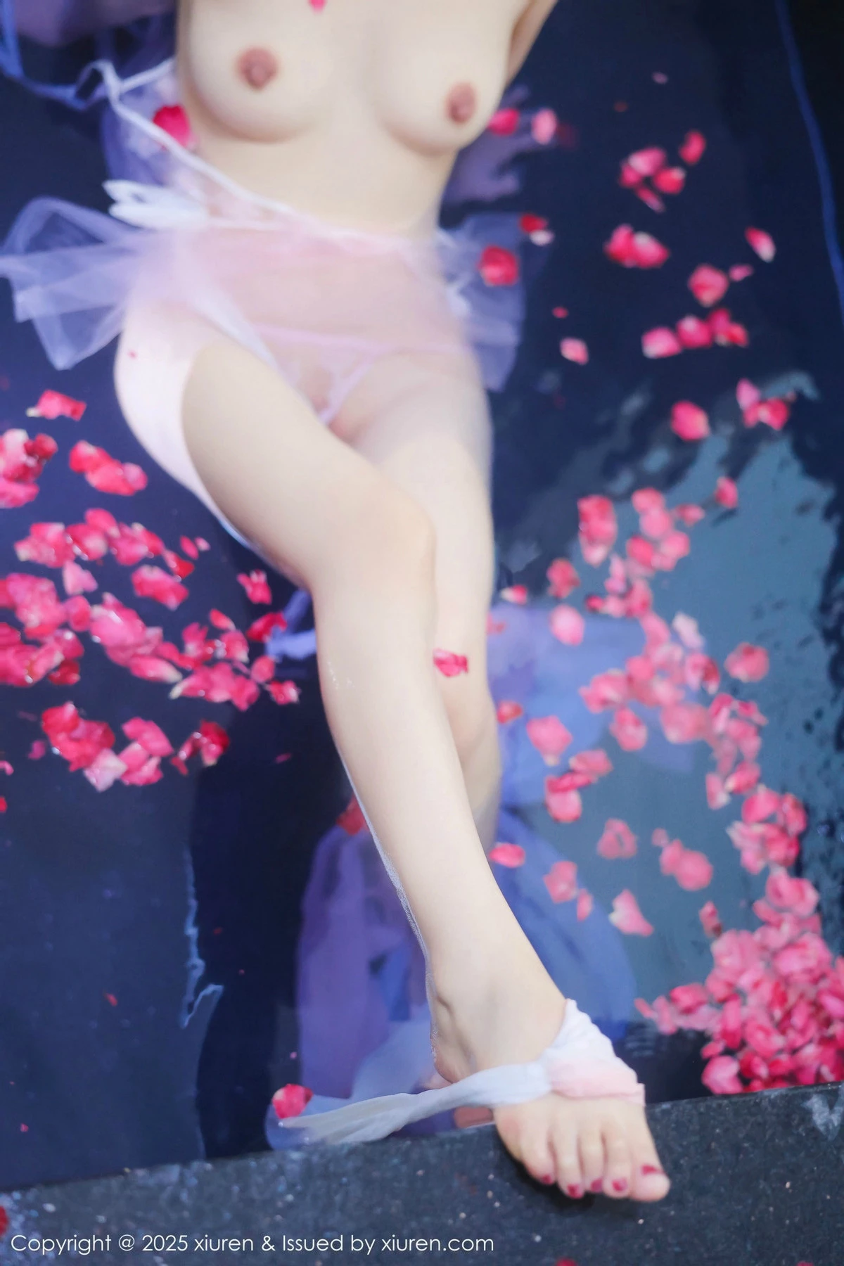 秀人集.com_[XiuRen秀人网]No.9778_模特桃妖夭浴池场景性感白色薄纱服饰花瓣浴秀惹火身材诱惑写真102P