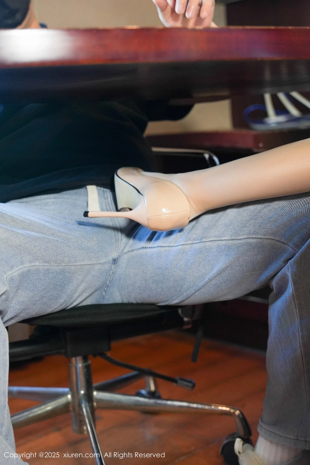 秀人集.com_[XiuRen秀人网]No.9930_模特小泡芙剧情主题性感蓝色制服配超薄肉丝秀丰腴身材诱惑写真71P