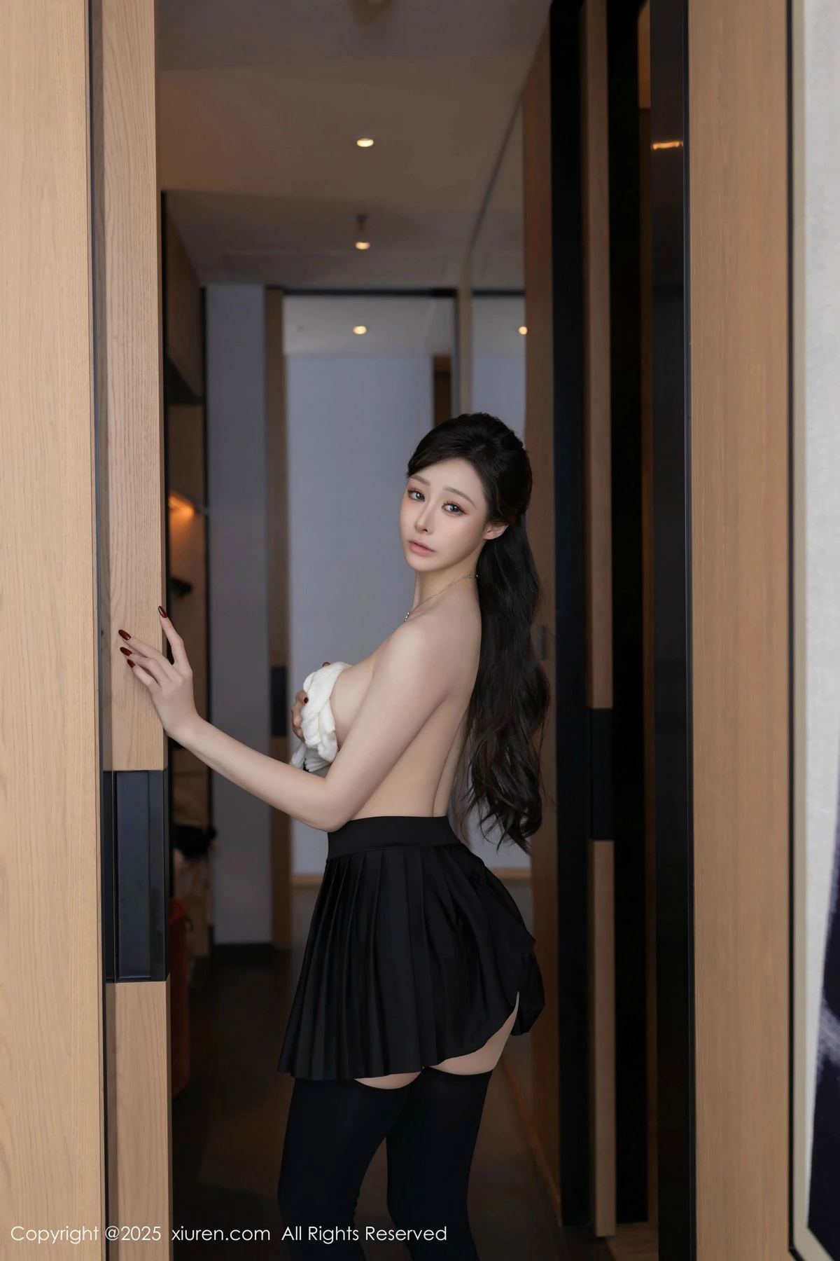 秀人集.com_[XiuRen秀人网]No.9986_模特小逗逗性感白上衣配黑色短裙露超薄黑丝秀曼妙身姿诱惑写真79P