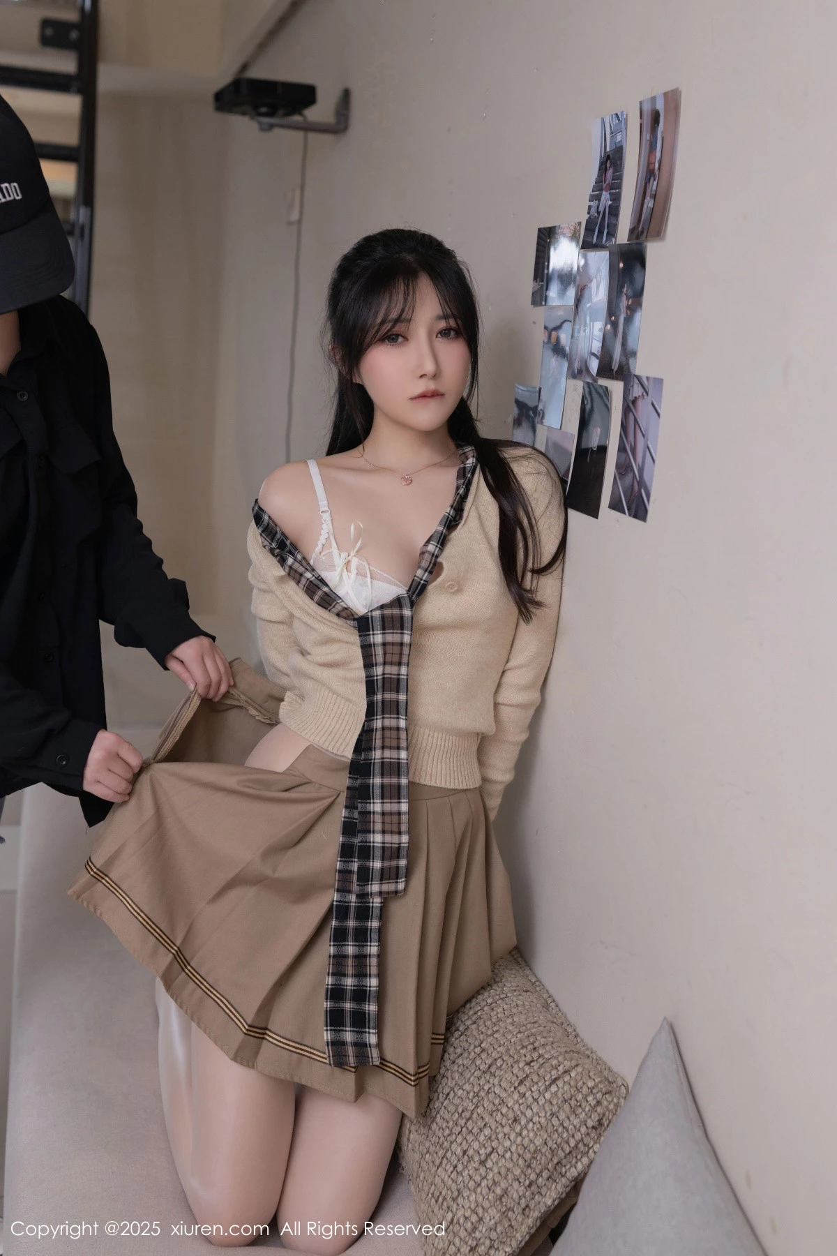 秀人集.com_[XiuRen秀人网]No.9988_模特鱼子酱Fish性感浅色短裙配开档白丝秀曼妙身姿完美诱惑写真82P