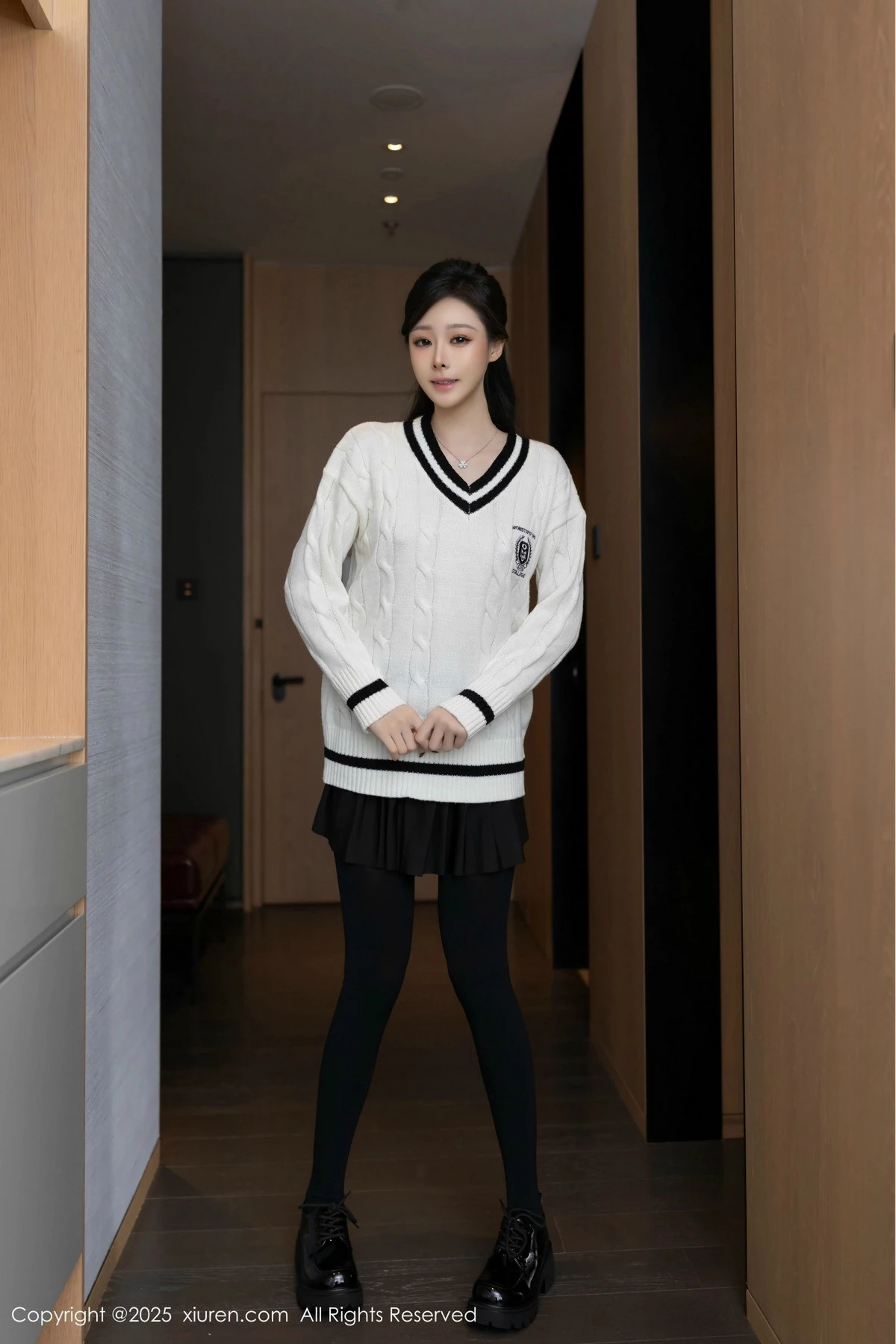 秀人集.com_[XiuRen秀人网]No.9986_模特小逗逗性感白上衣配黑色短裙露超薄黑丝秀曼妙身姿诱惑写真79P