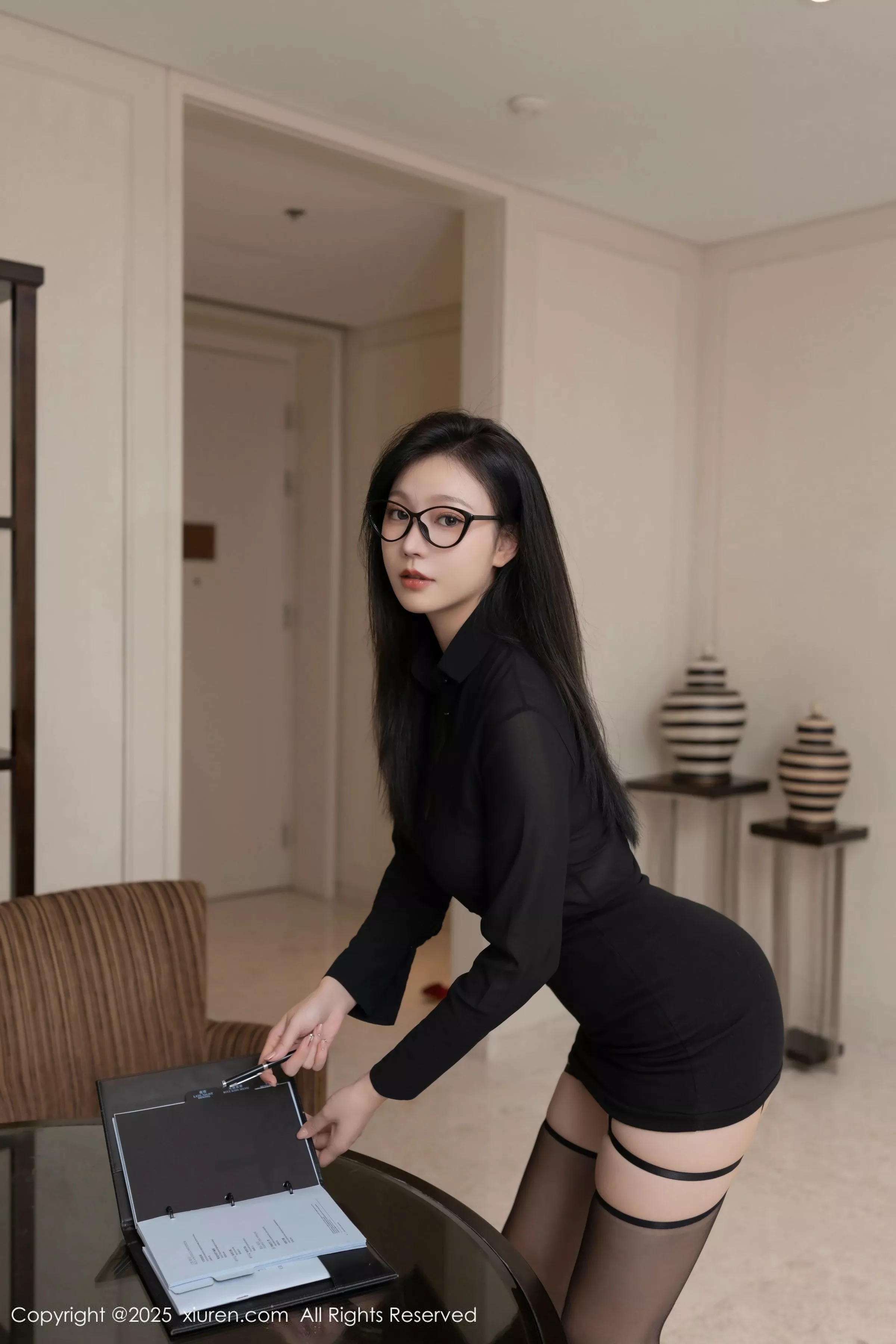 秀人集.com_[XiuRen秀人网]No.9999_模特安然anran性感黑色包臀短裙配黑丝吊袜秀曼妙身姿诱惑写真85P