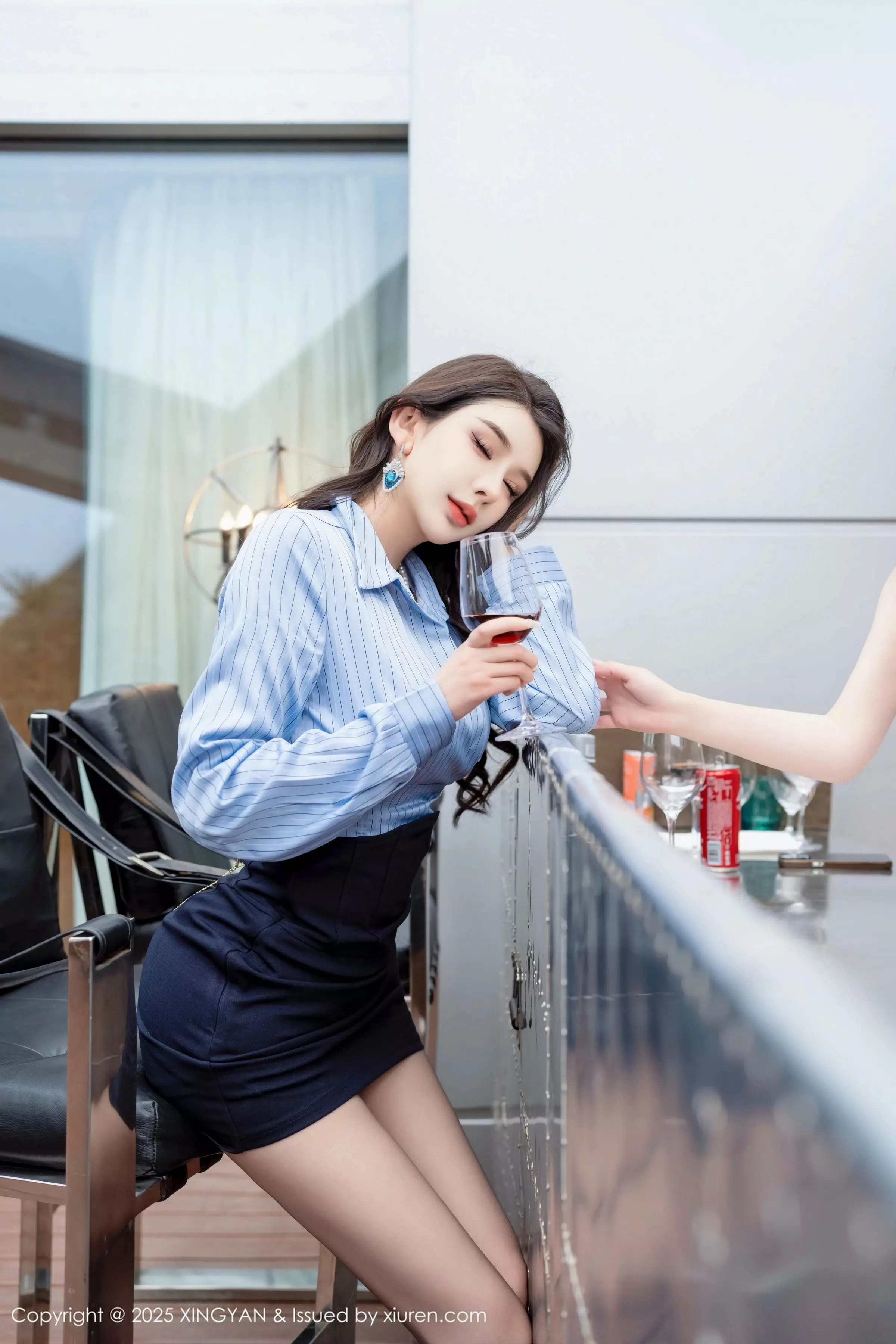 秀人集.com_[XINGYAN星颜社]VOL.323_模特李丽莎性感衬衫配黑短裙露超薄黑丝秀完美身材诱惑写真80P