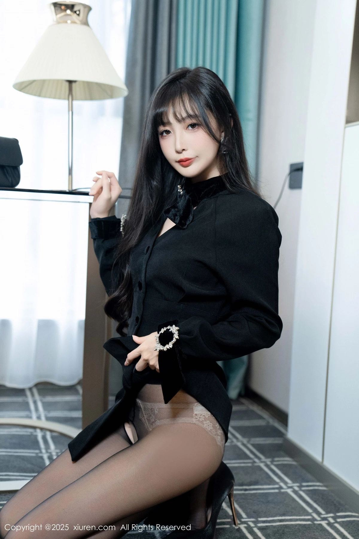 秀人集.com_[XiuRen秀人网]No.9918_模特樱桃小阑子黑色外套露性感内衣配开档黑丝秀曼妙身姿诱惑写真99P