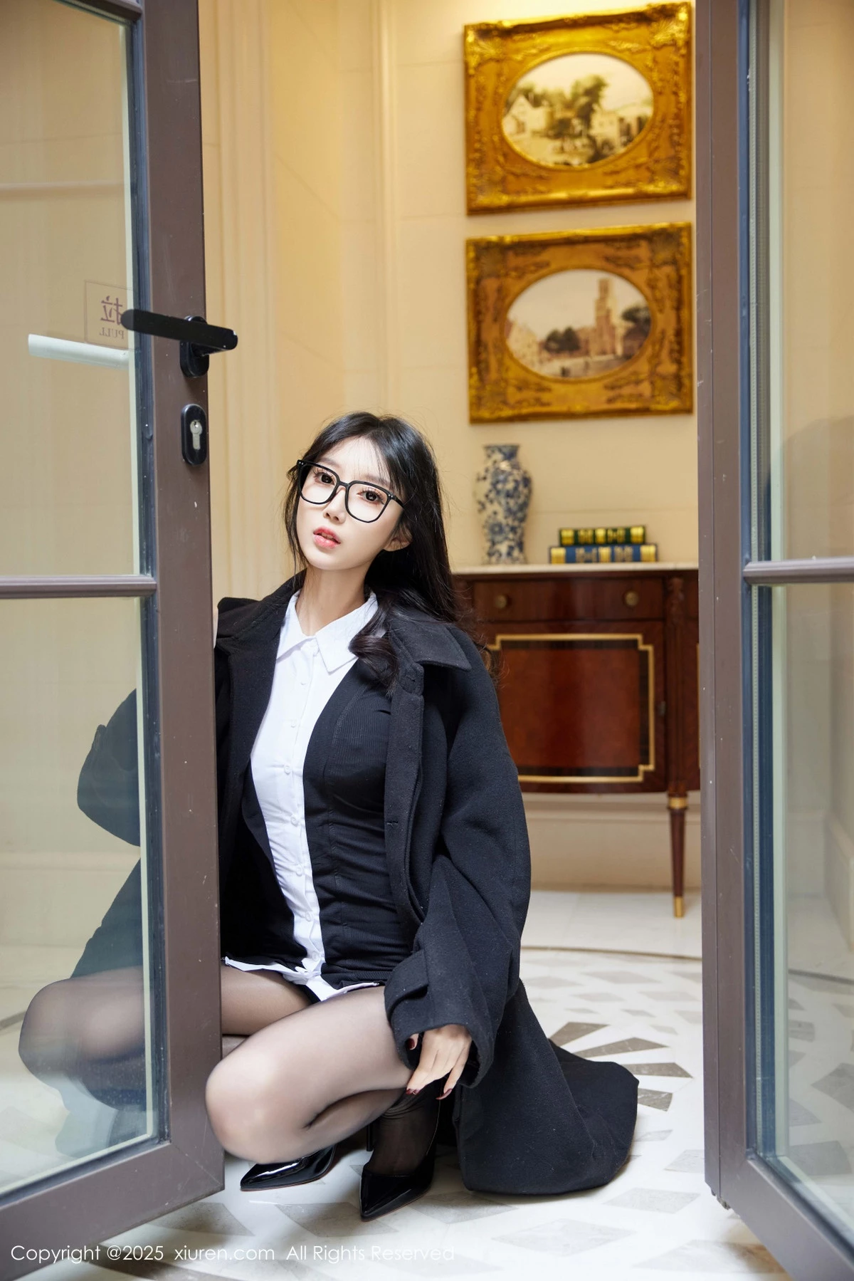 秀人集.com_[XiuRen秀人网]No.9926_模特玥儿玥er性感黑色外套裙露黑色内衣配超薄黑丝极致魅惑写真82P