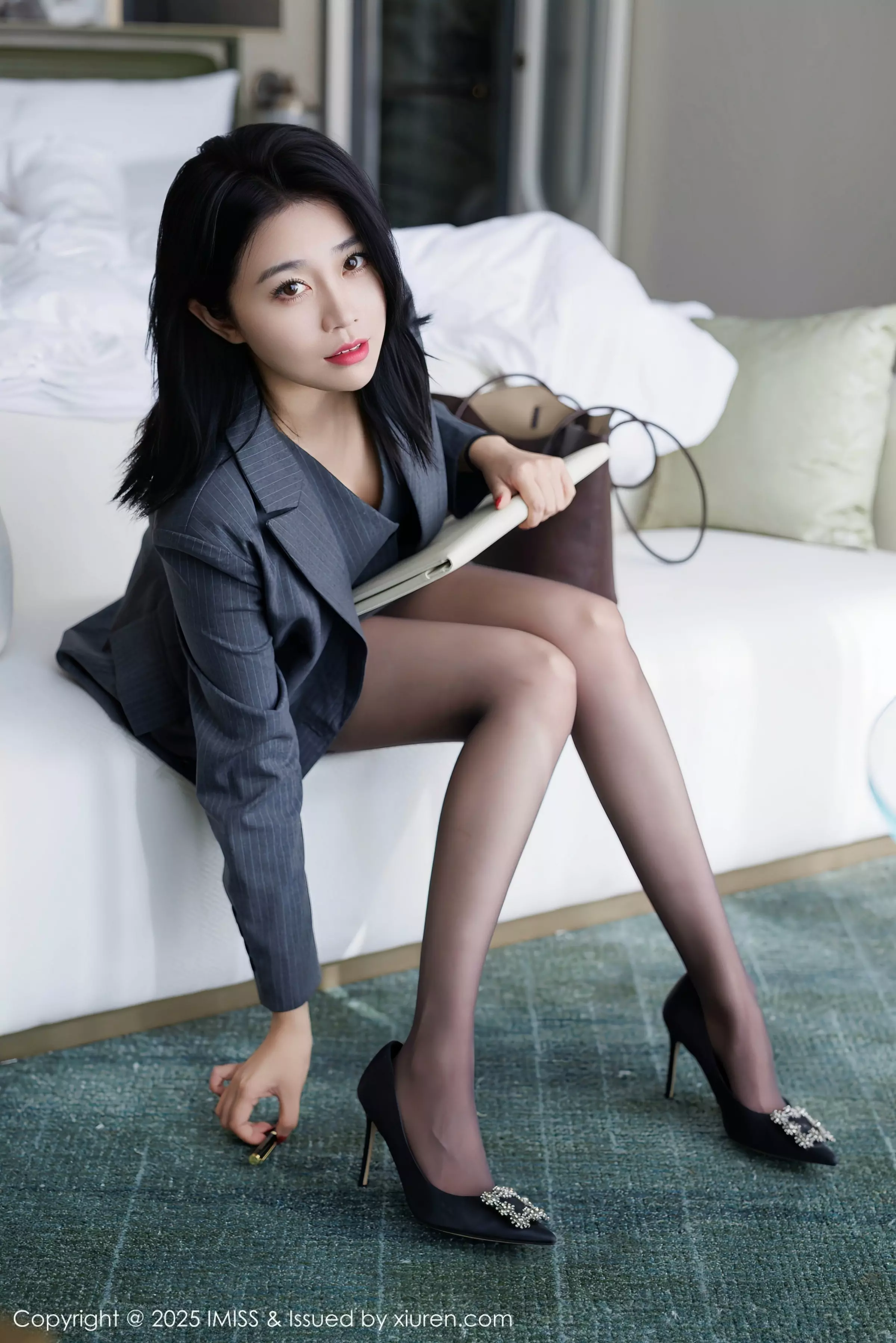 秀人集.com_[IMISS爱蜜社]Vol.787_女神许诺Sabrina性感OL职业装露红色蕾丝内衣配超薄黑丝魅惑写真106P