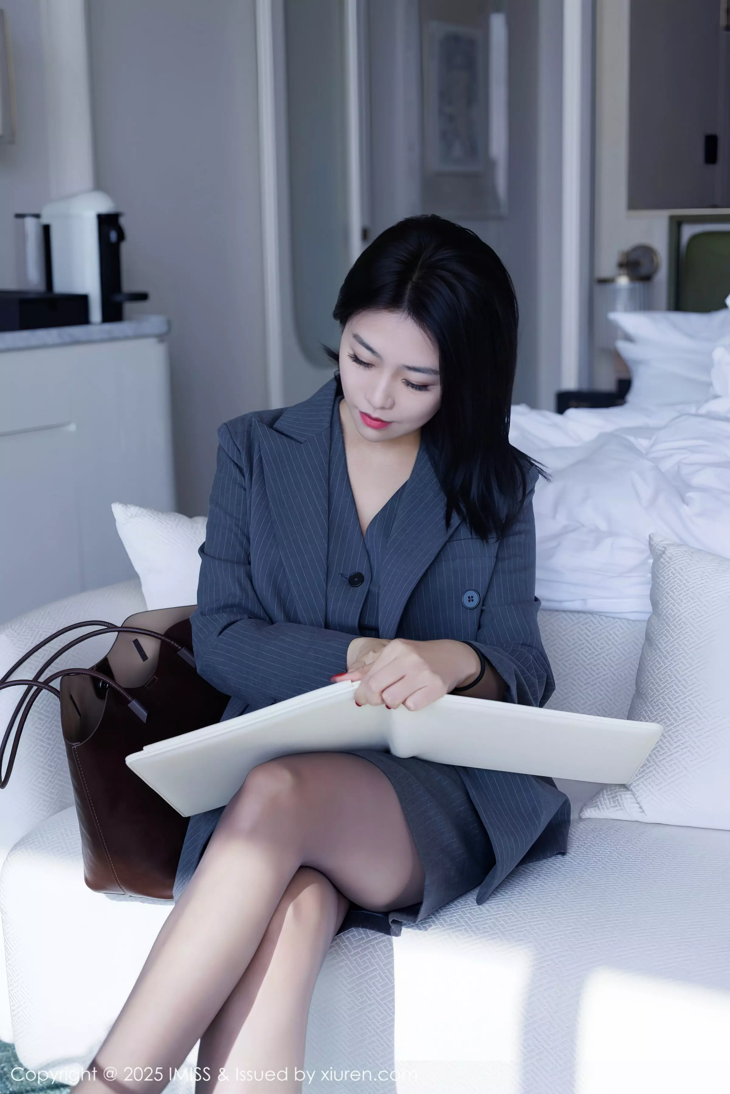 秀人集.com_[IMISS爱蜜社]Vol.787_女神许诺Sabrina性感OL职业装露红色蕾丝内衣配超薄黑丝魅惑写真106P