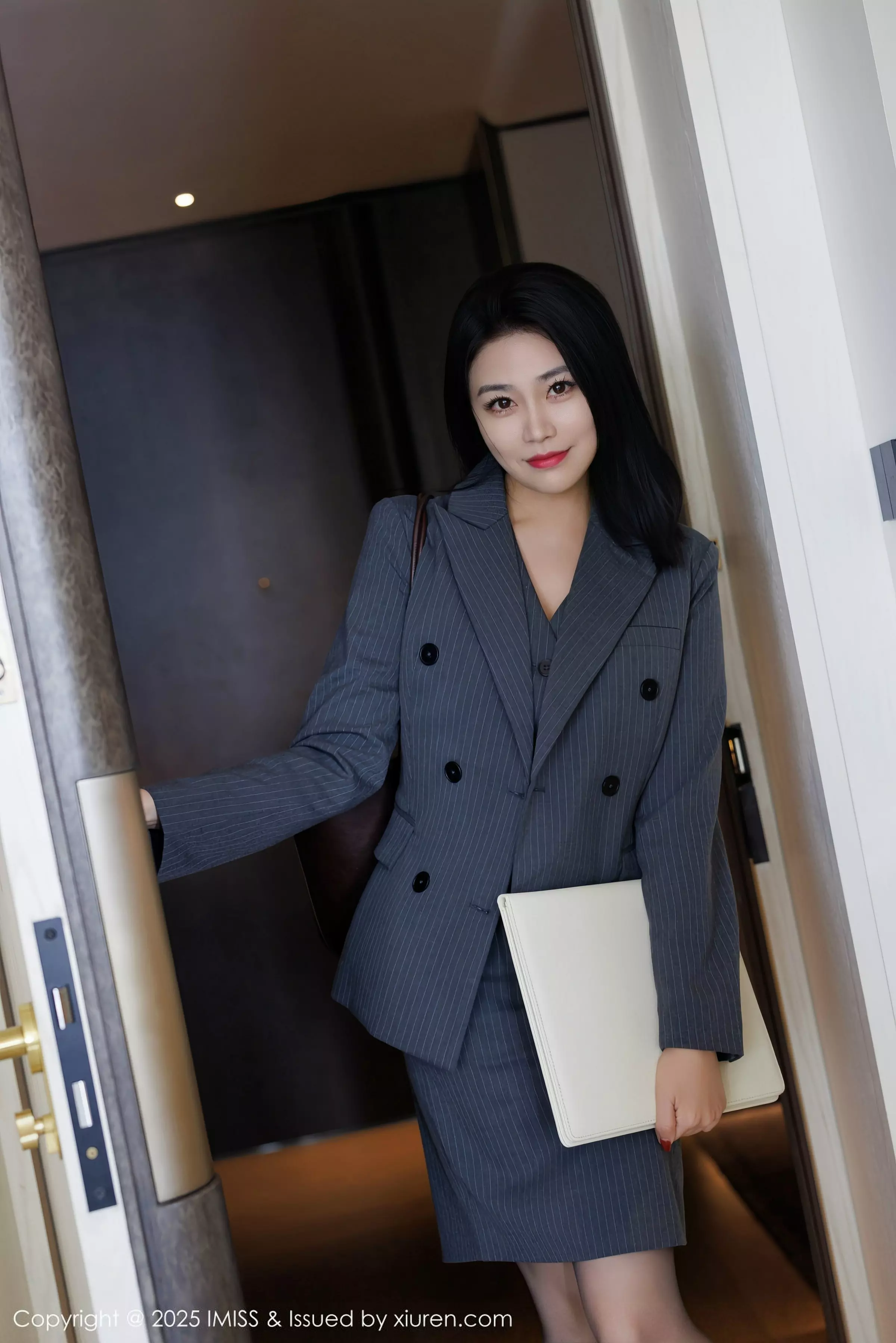 秀人集.com_[IMISS爱蜜社]Vol.787_女神许诺Sabrina性感OL职业装露红色蕾丝内衣配超薄黑丝魅惑写真106P