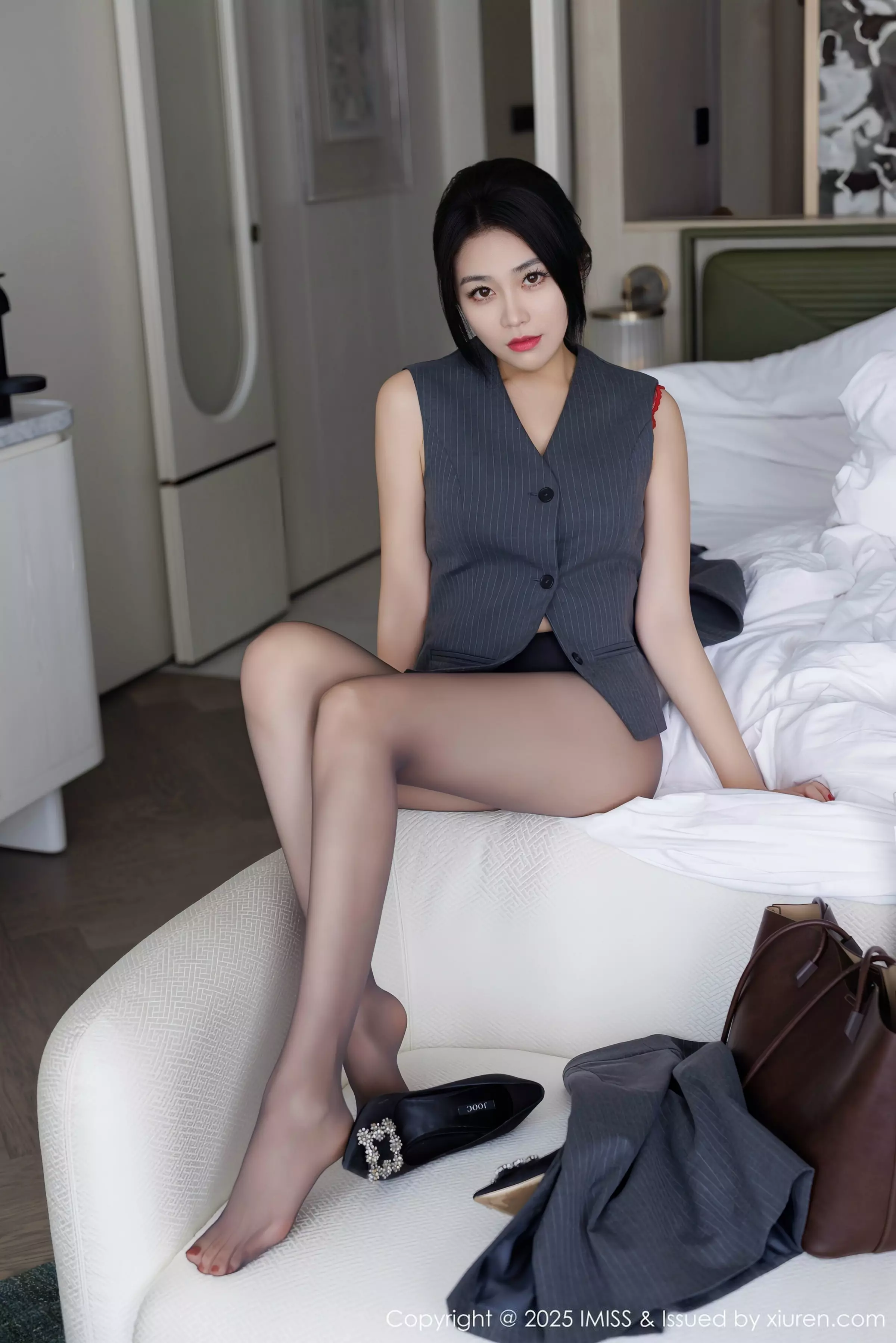 秀人集.com_[IMISS爱蜜社]Vol.787_女神许诺Sabrina性感OL职业装露红色蕾丝内衣配超薄黑丝魅惑写真106P