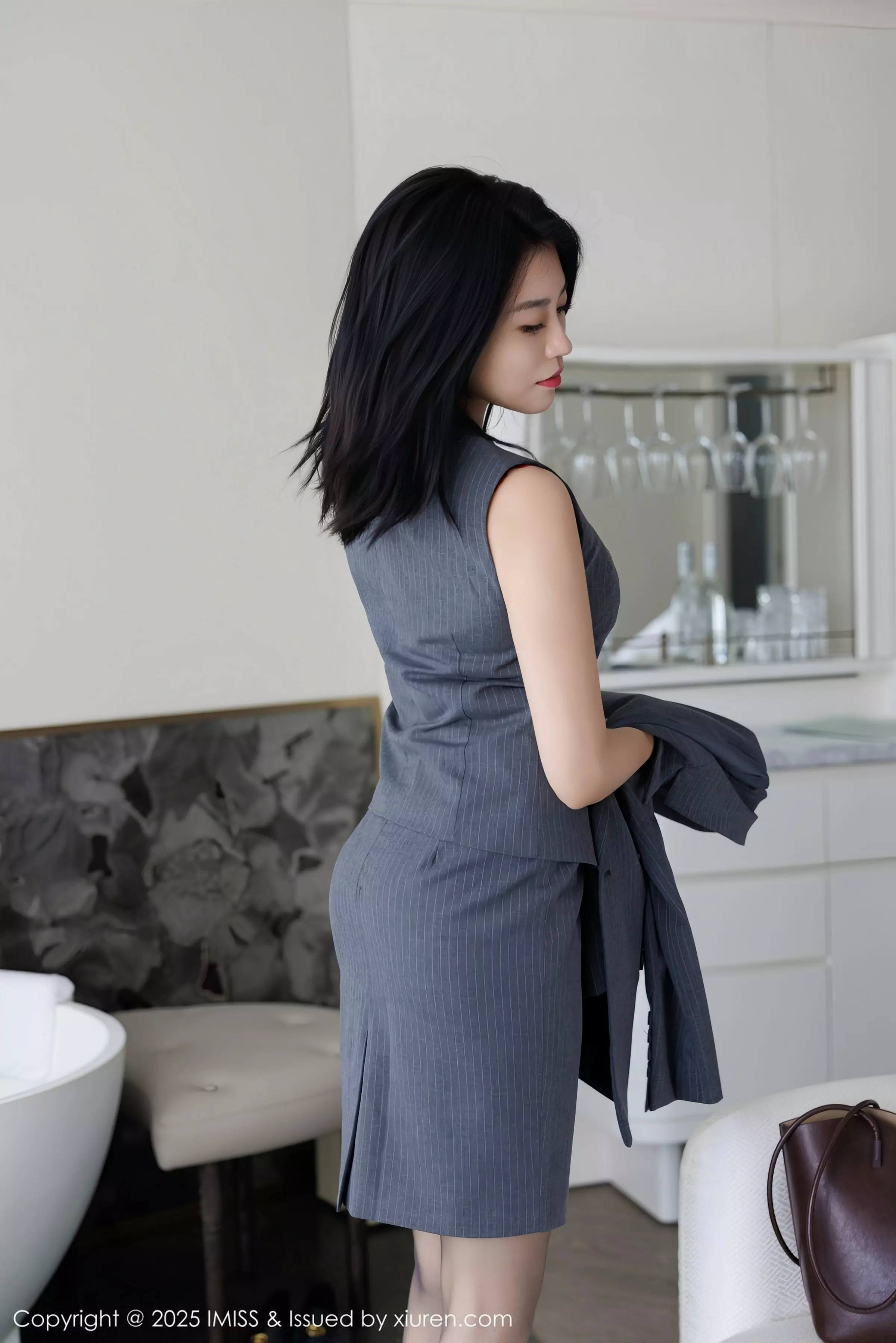 秀人集.com_[IMISS爱蜜社]Vol.787_女神许诺Sabrina性感OL职业装露红色蕾丝内衣配超薄黑丝魅惑写真106P