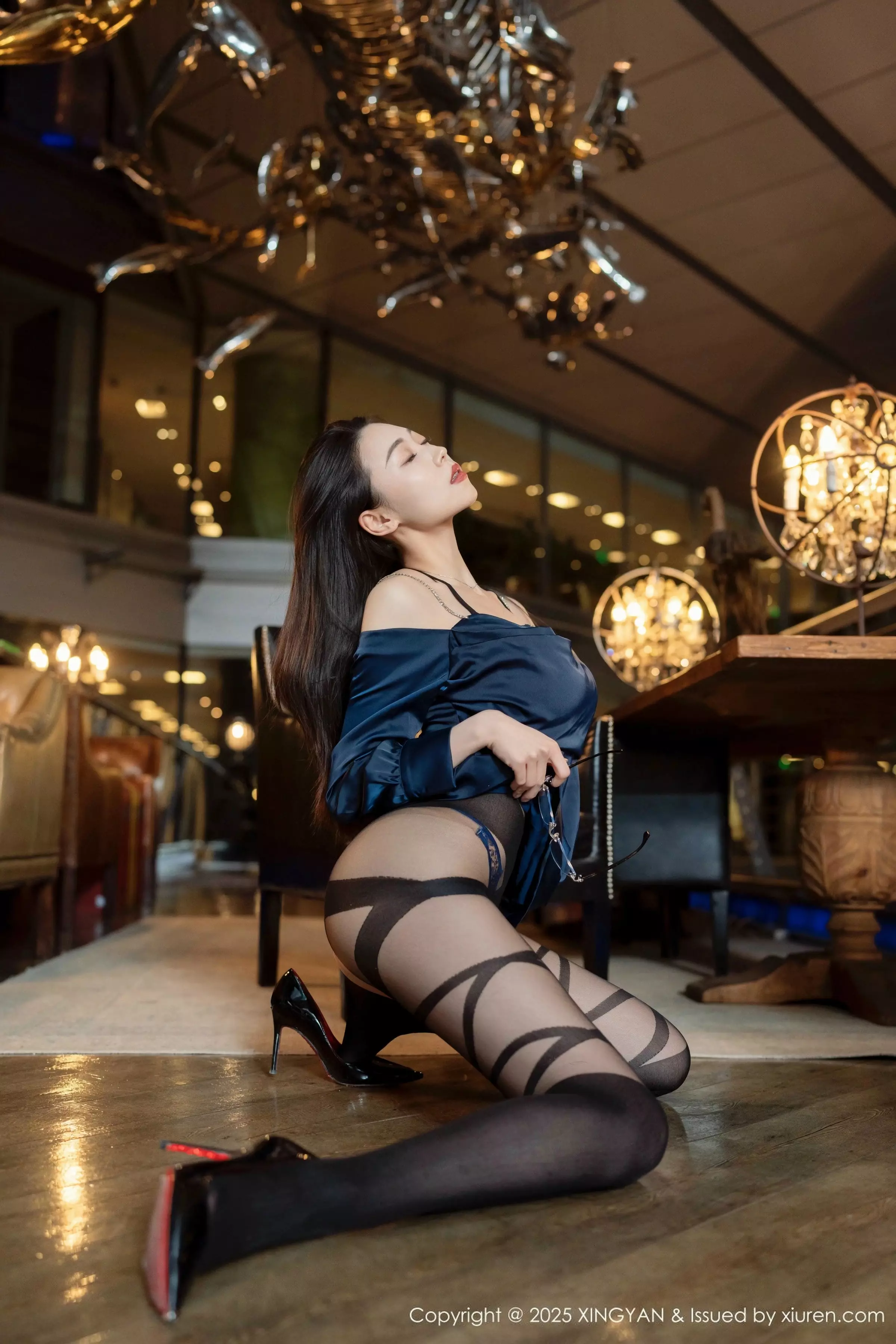 秀人集.com_[XINGYAN星颜社]VOL.328_模特清妙性感蓝色连衣短裙配开档黑丝秀苗条身姿迷人诱惑写真75P