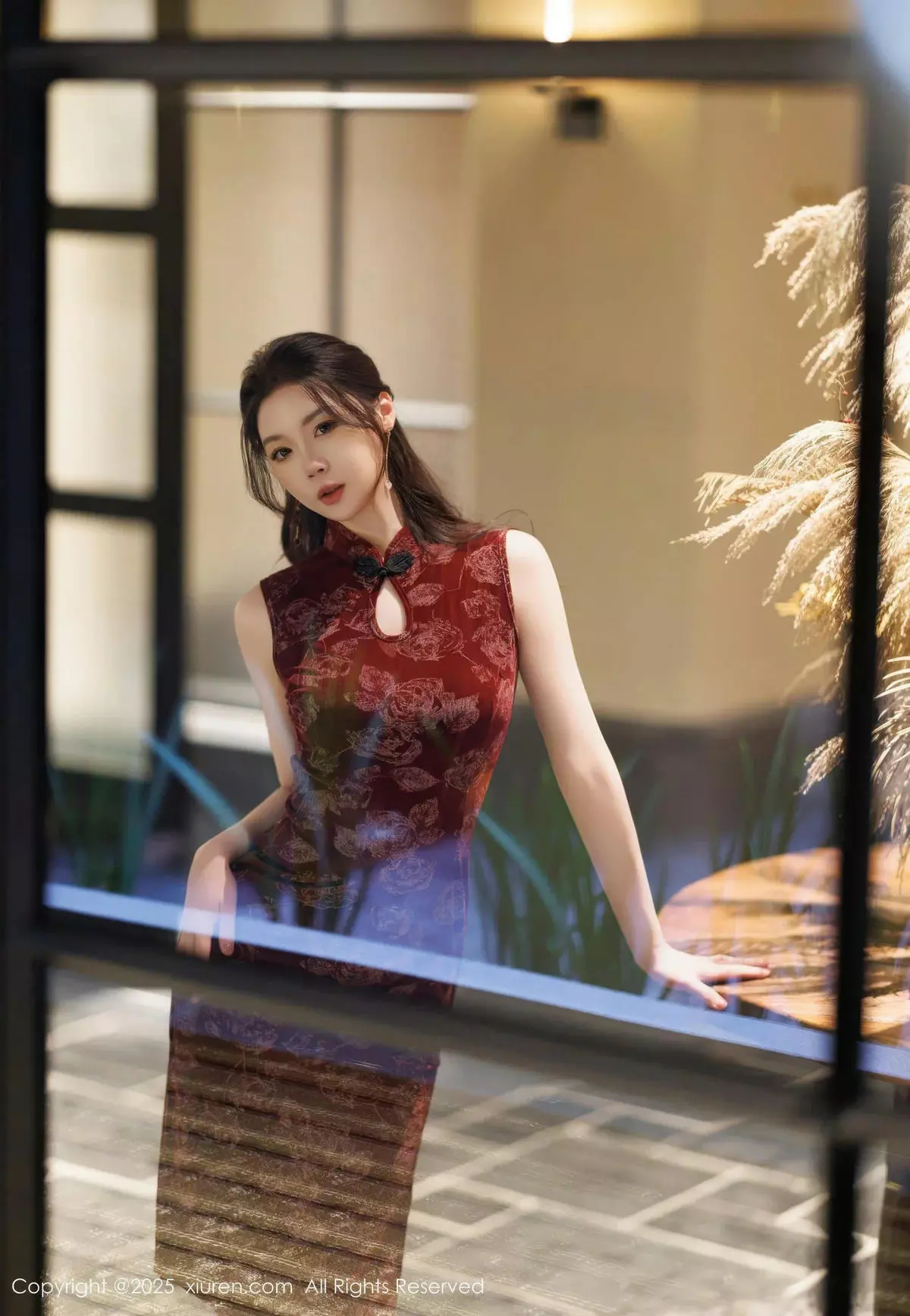 秀人集.com_[XiuRen秀人网]No.10106_模特梦心玥红色旗袍露紫色情趣服饰配黑丝袜秀高挑身材诱惑写真82P