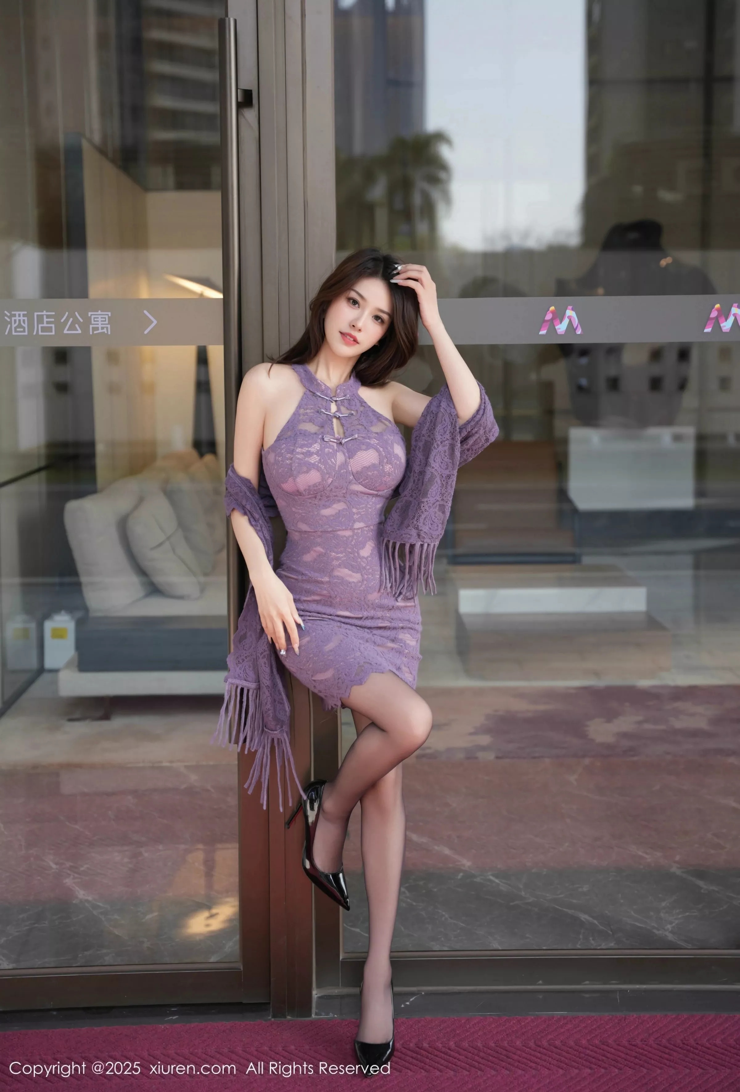 秀人集.com_[XiuRen秀人网]No.10111_模特Well11性感紫色旗袍服饰配开档黑丝秀高挑曼妙身姿诱惑写真70P