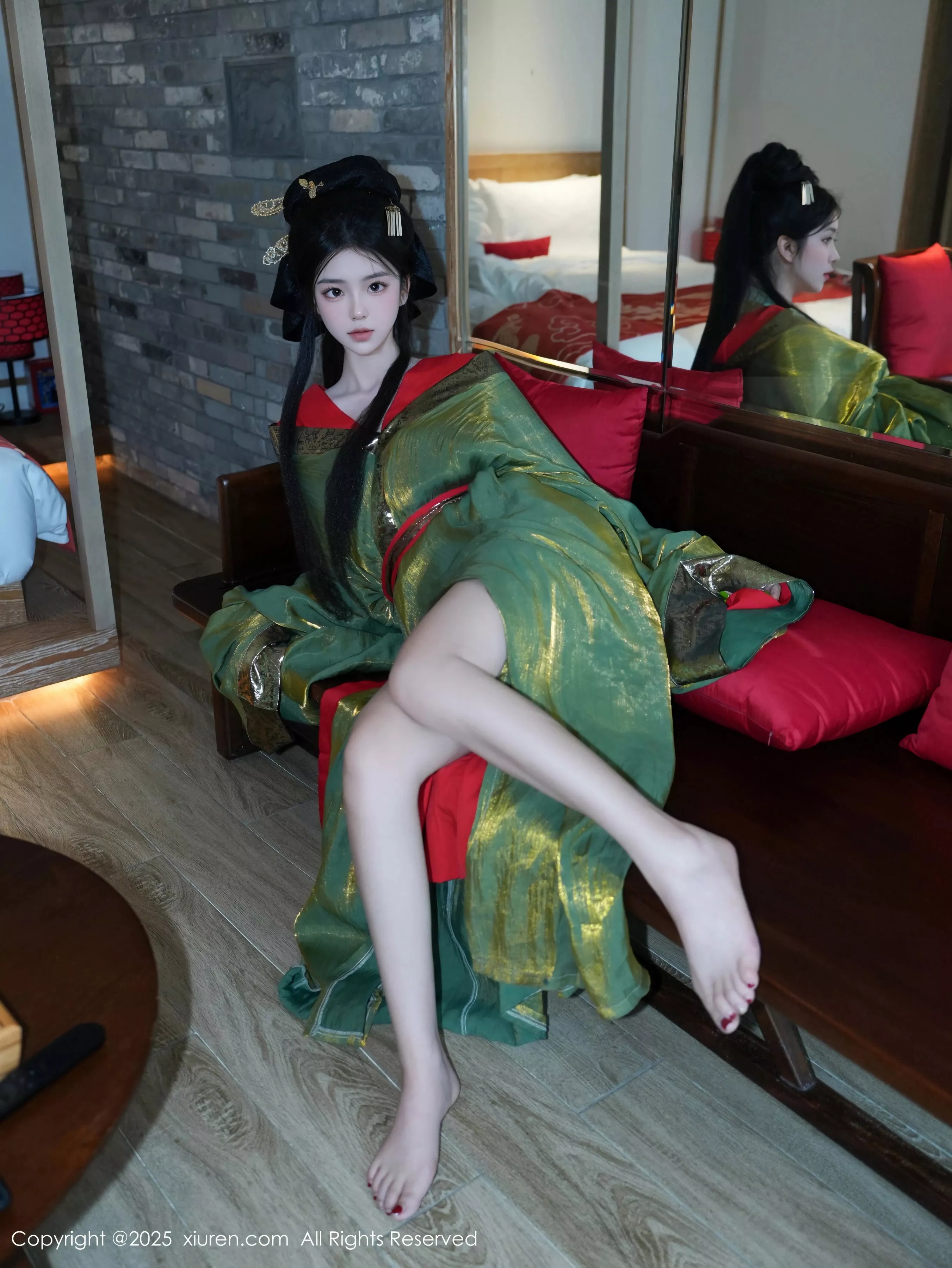 秀人集.com_[XiuRen秀人网]No.10126_模特雪糕CiCi性感绿色古风服饰露红色情趣服饰秀美腿诱惑写真68P