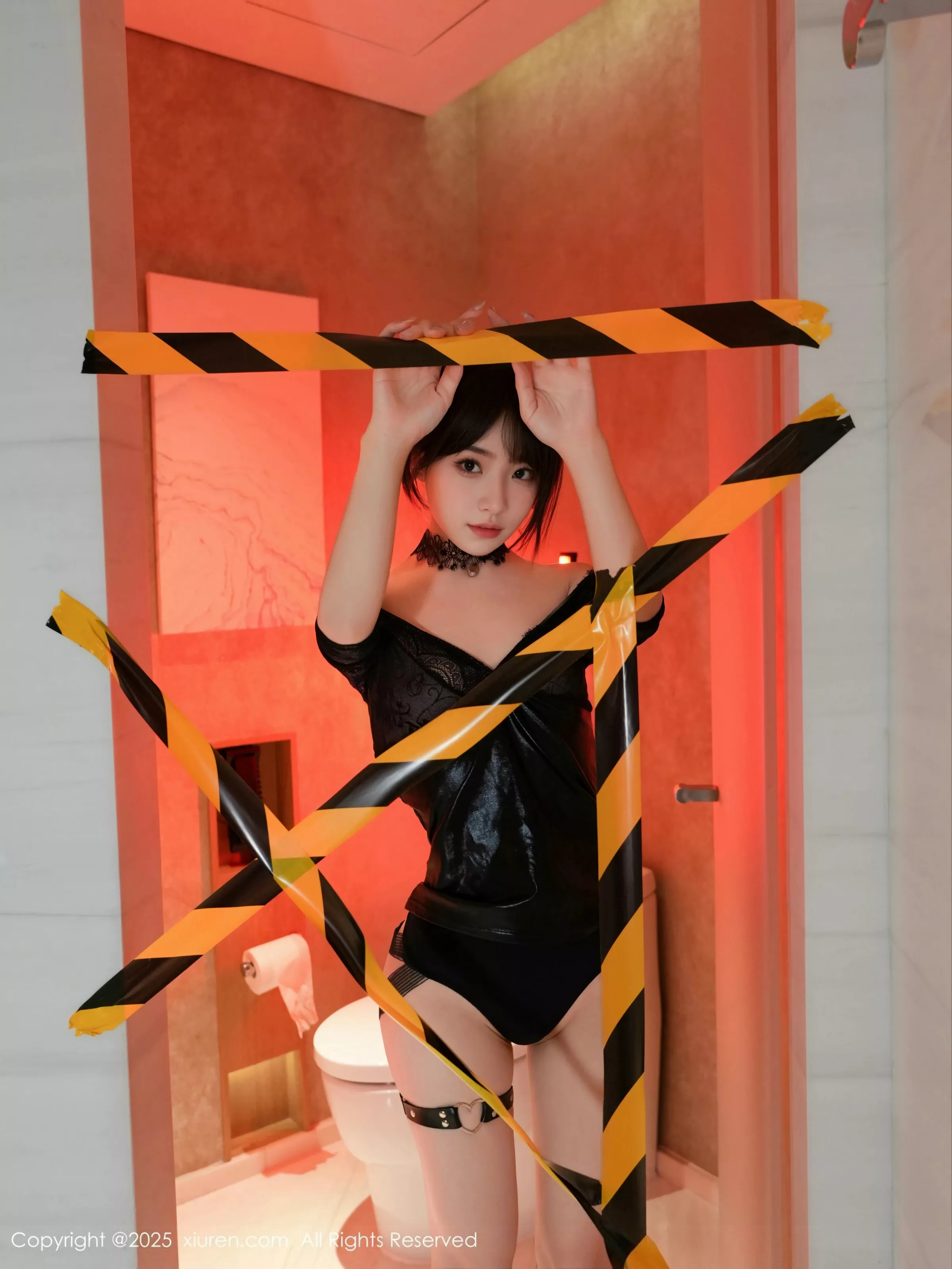 秀人集.com_[XiuRen秀人网]No.10134_模特汁汁性感浅色风衣服饰露黑色情趣内衣秀惹火身材诱惑写真71P