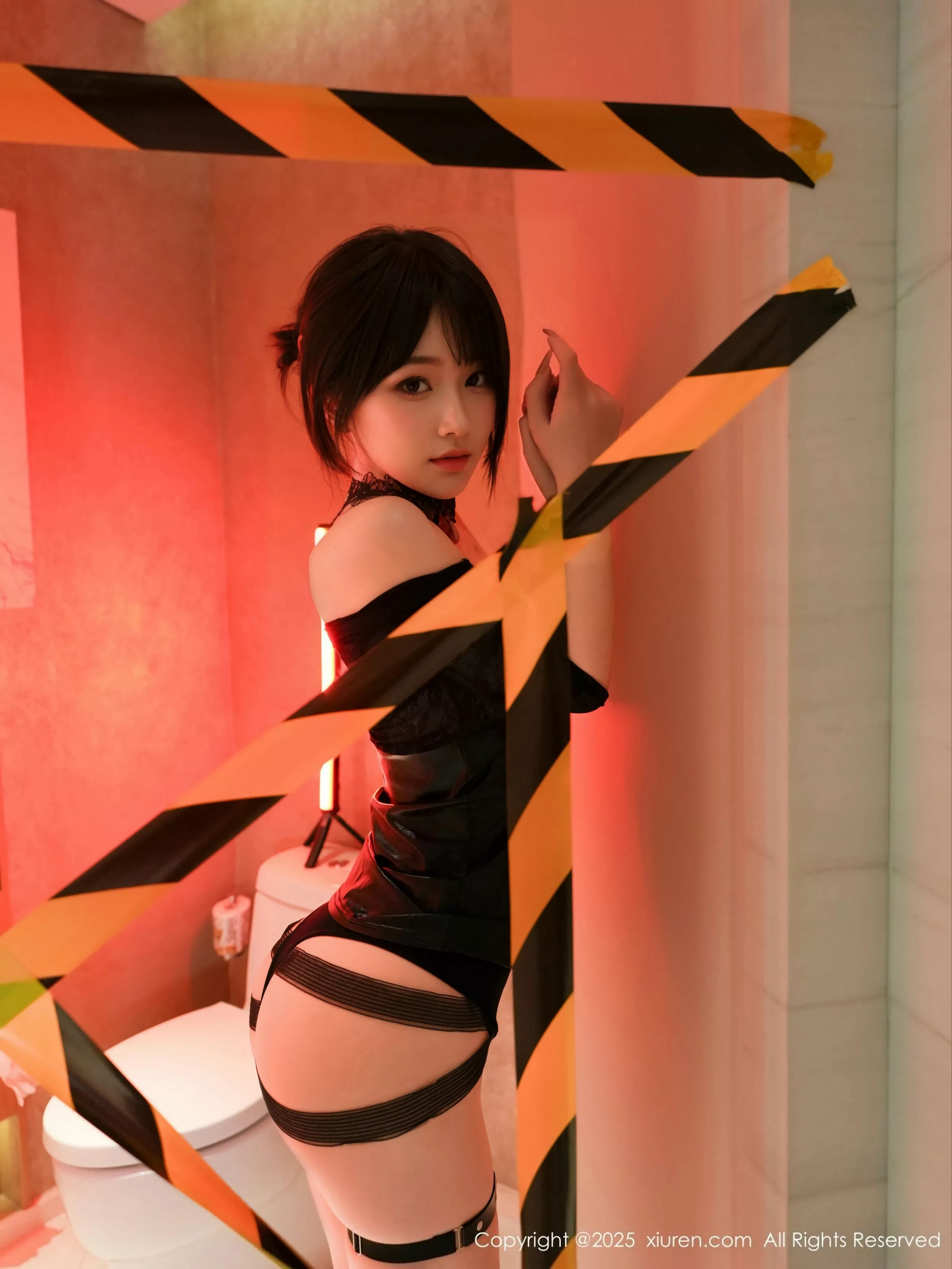 秀人集.com_[XiuRen秀人网]No.10134_模特汁汁性感浅色风衣服饰露黑色情趣内衣秀惹火身材诱惑写真71P