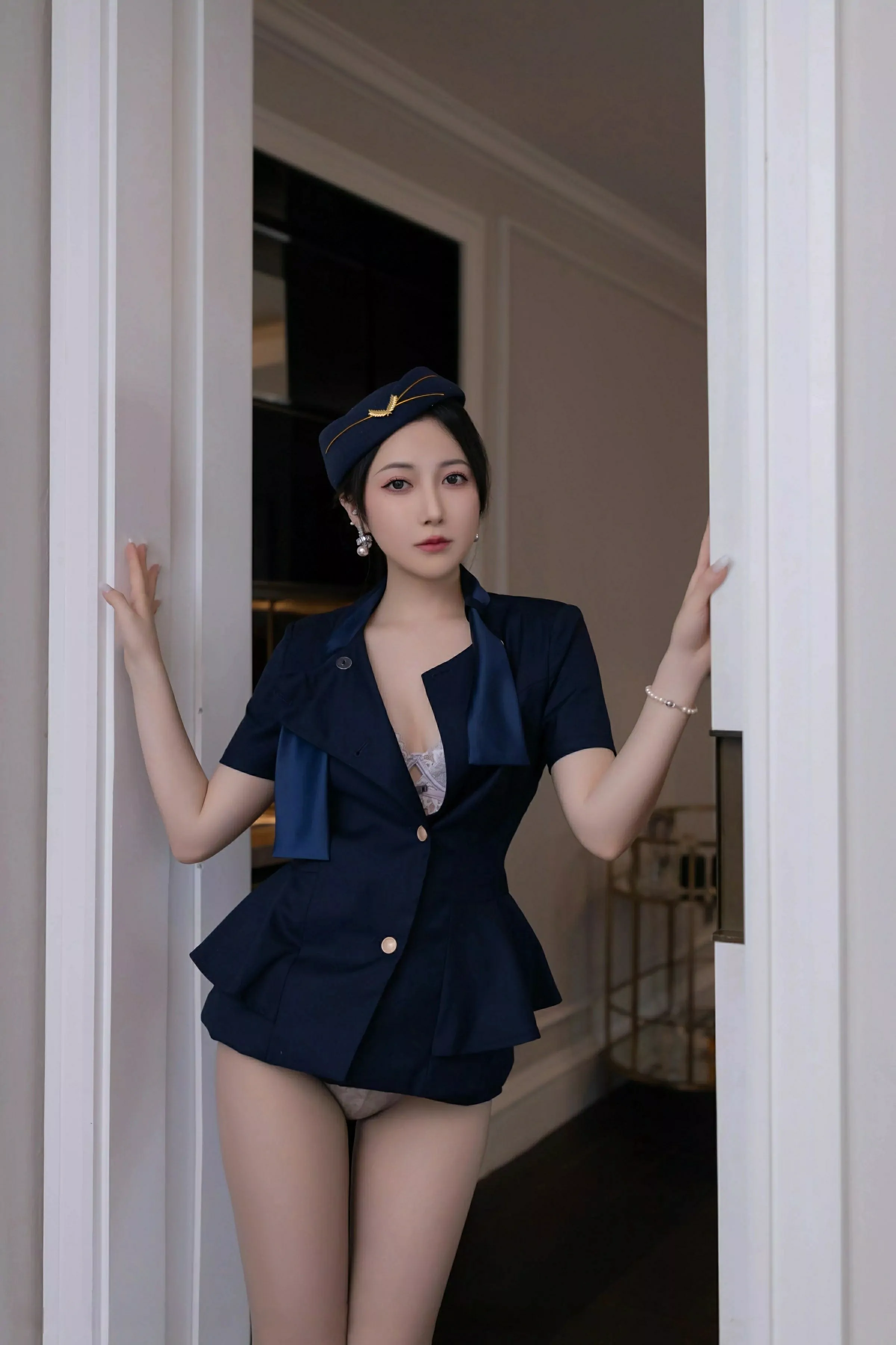 秀人集.com_[XiuRen秀人网]No.10142_模特鱼子酱Fish性感空姐制服露白色内衣配灰丝袜秀美腿诱惑写真80P