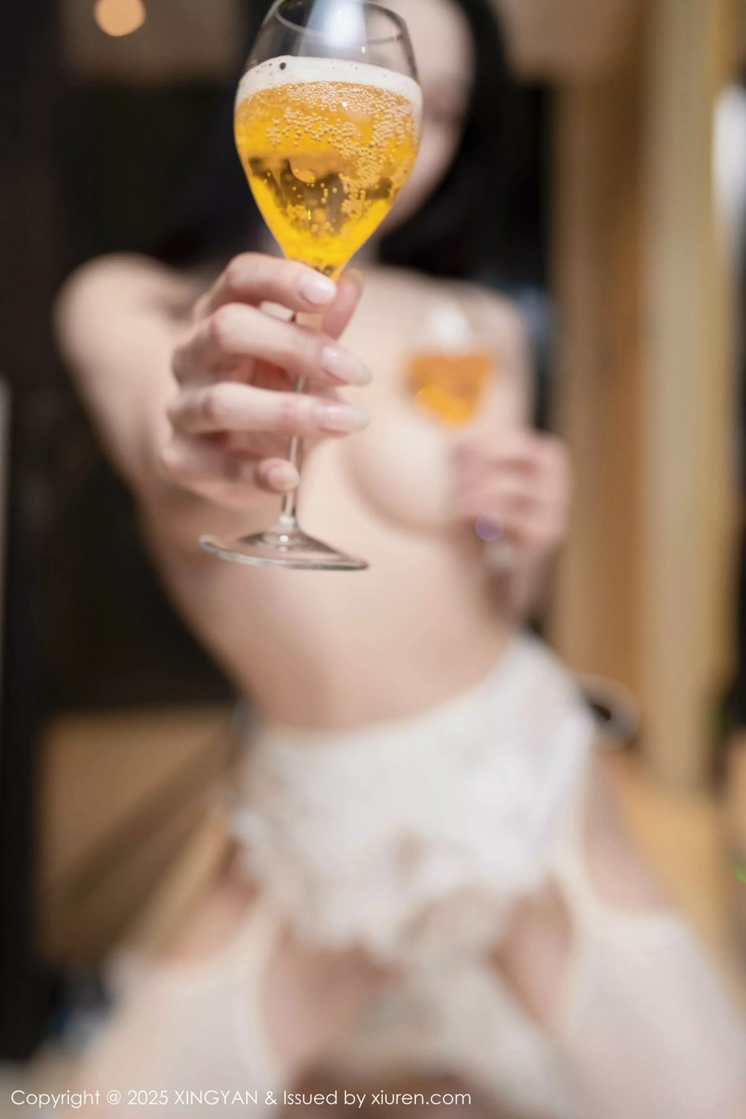 秀人集.com_[XINGYAN星颜社]VOL.326_模特清妙白色浴袍露白色情感内衣配白丝吊袜秀美腿诱惑写真80P