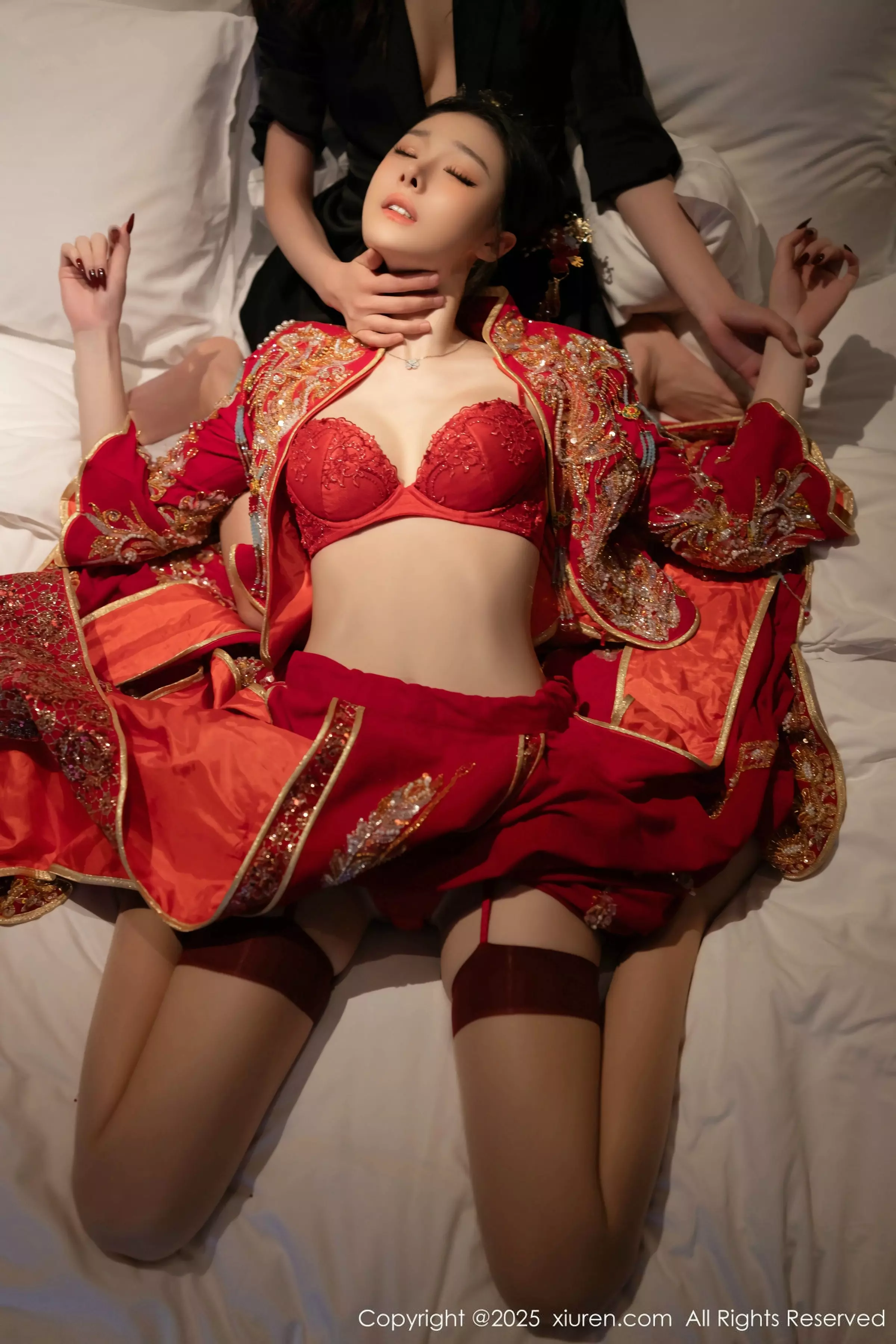 秀人集.com_[XiuRen秀人网]No.10055_模特小逗逗新婚主题性感红色蕾丝内衣配黑丝吊袜完美诱惑写真82P