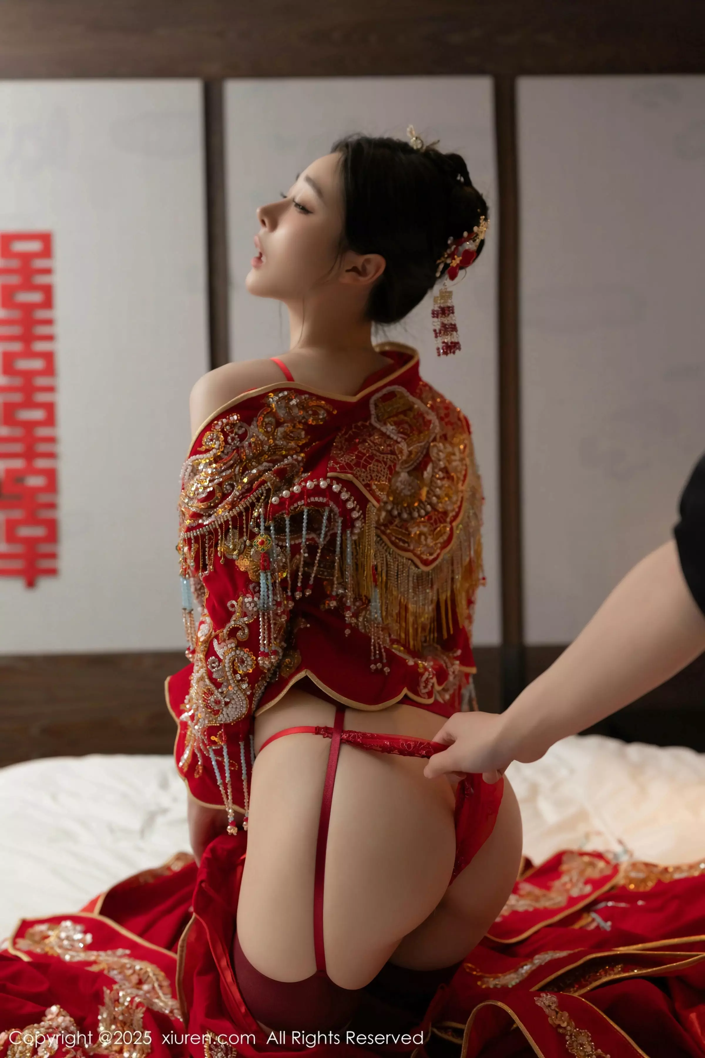 秀人集.com_[XiuRen秀人网]No.10055_模特小逗逗新婚主题性感红色蕾丝内衣配黑丝吊袜完美诱惑写真82P