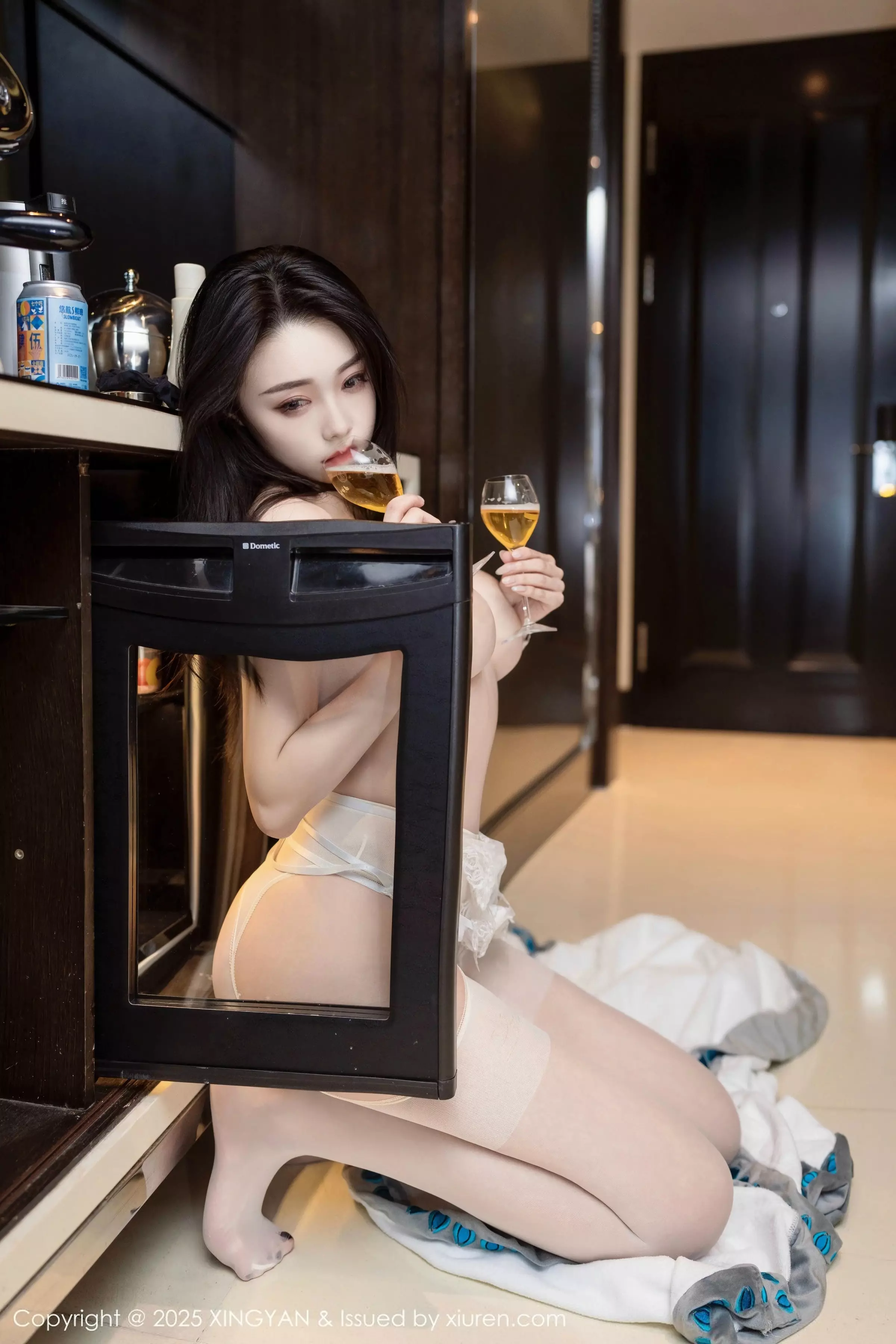 秀人集.com_[XINGYAN星颜社]VOL.326_模特清妙白色浴袍露白色情感内衣配白丝吊袜秀美腿诱惑写真80P