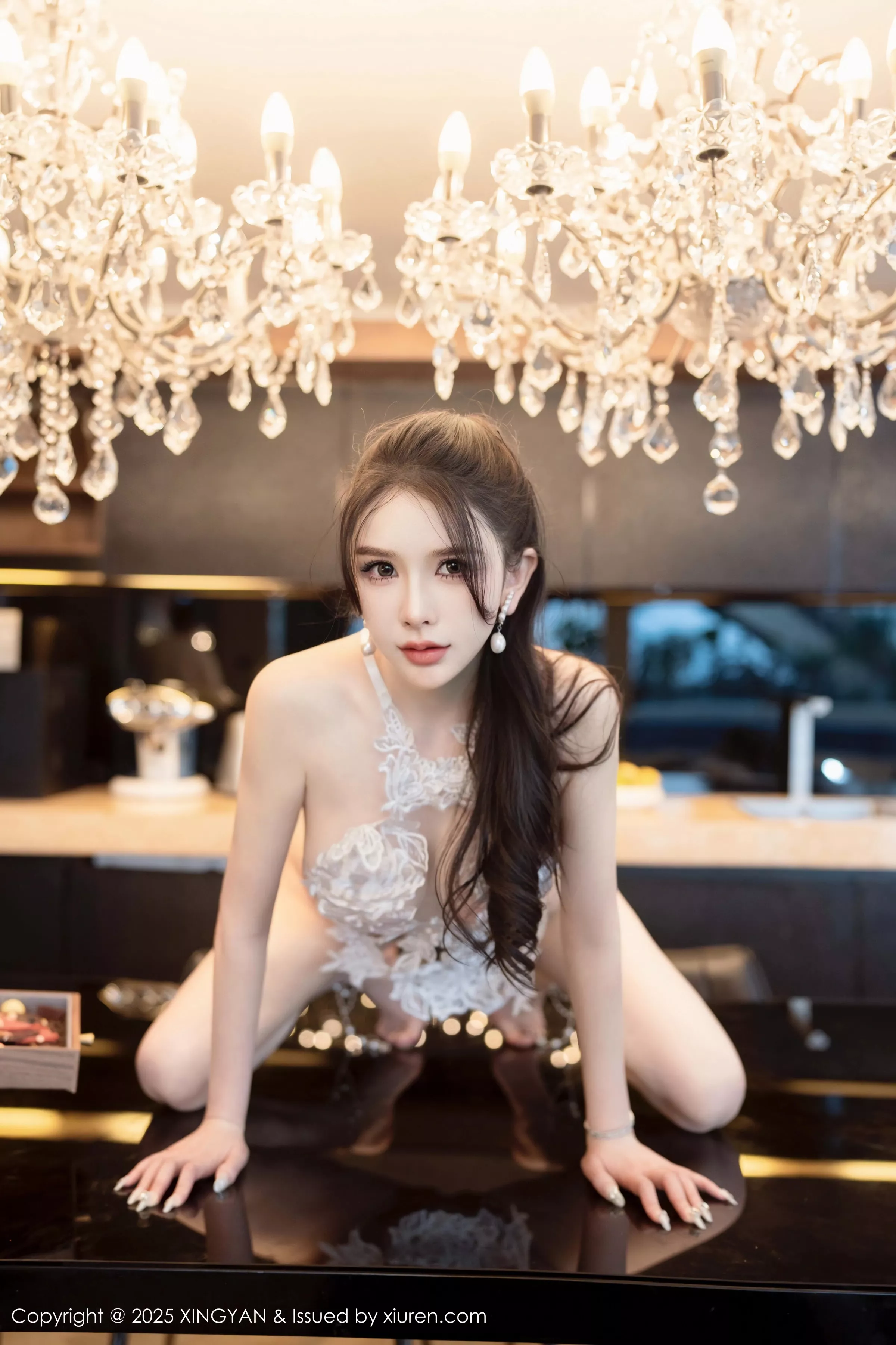 秀人集.com_[XINGYAN星颜社]VOL.341_女神李丽莎性感白色蕾丝内衣配白丝吊袜秀完美身材诱惑写真82P