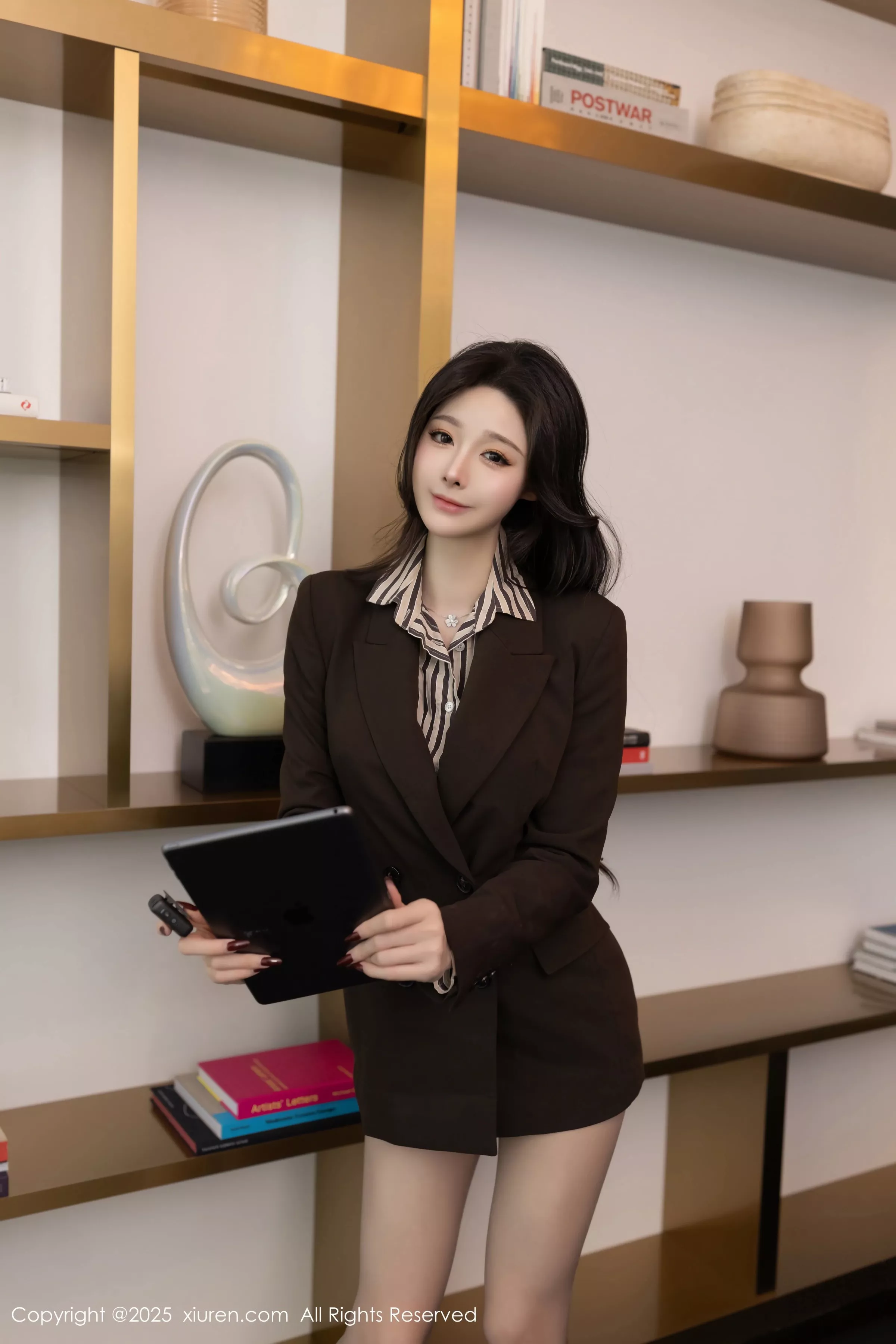 秀人集.com_[XiuRen秀人网]No.10202_模特小逗逗性感衬衫露紫色蕾丝内衣配黑丝袜秀曼妙身姿诱惑写真80P