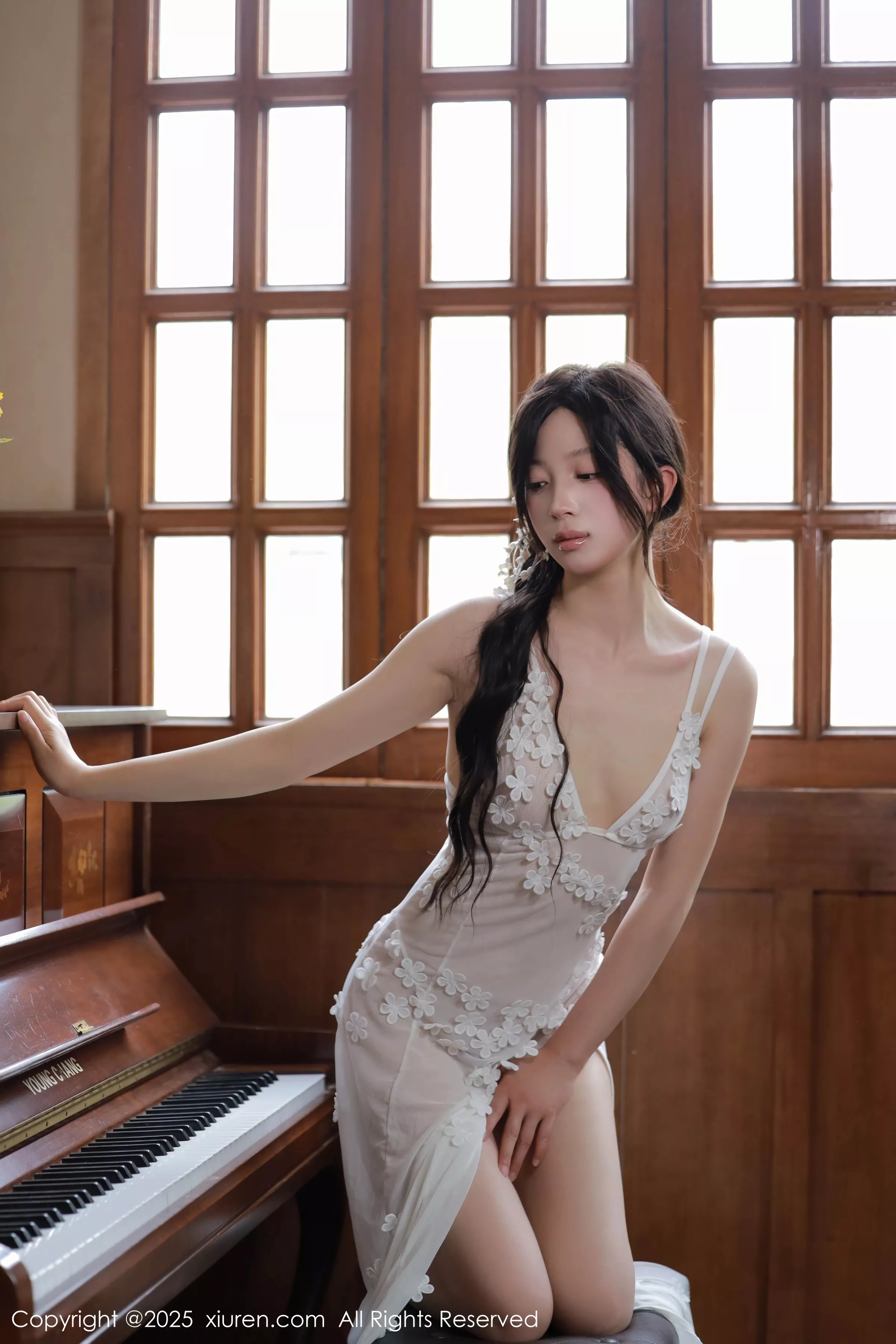 秀人集.com_[XiuRen秀人网]No.10198_新人模特橙子酱Lillian白色蕾丝裙露金属情趣内衣秀美腿诱惑写真78P