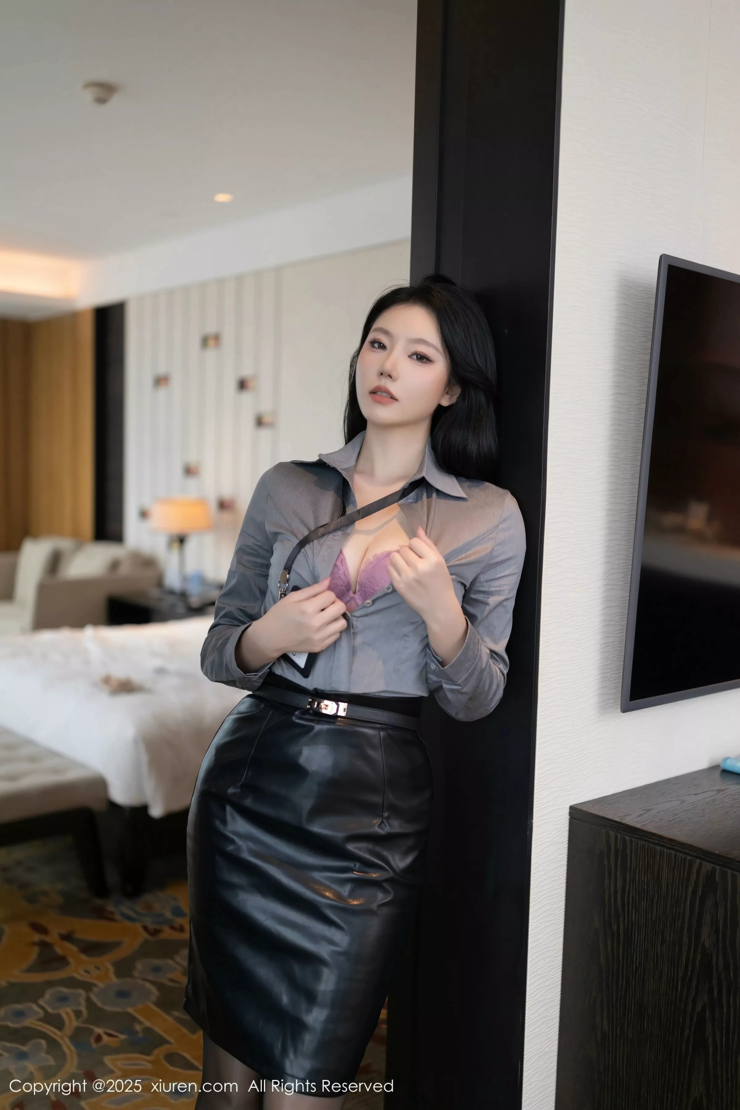 秀人集.com_[XiuRen秀人网]No.10245_模特安然anran灰色衬衫配黑皮短裙露超薄黑丝秀曼妙身姿诱惑写真80P