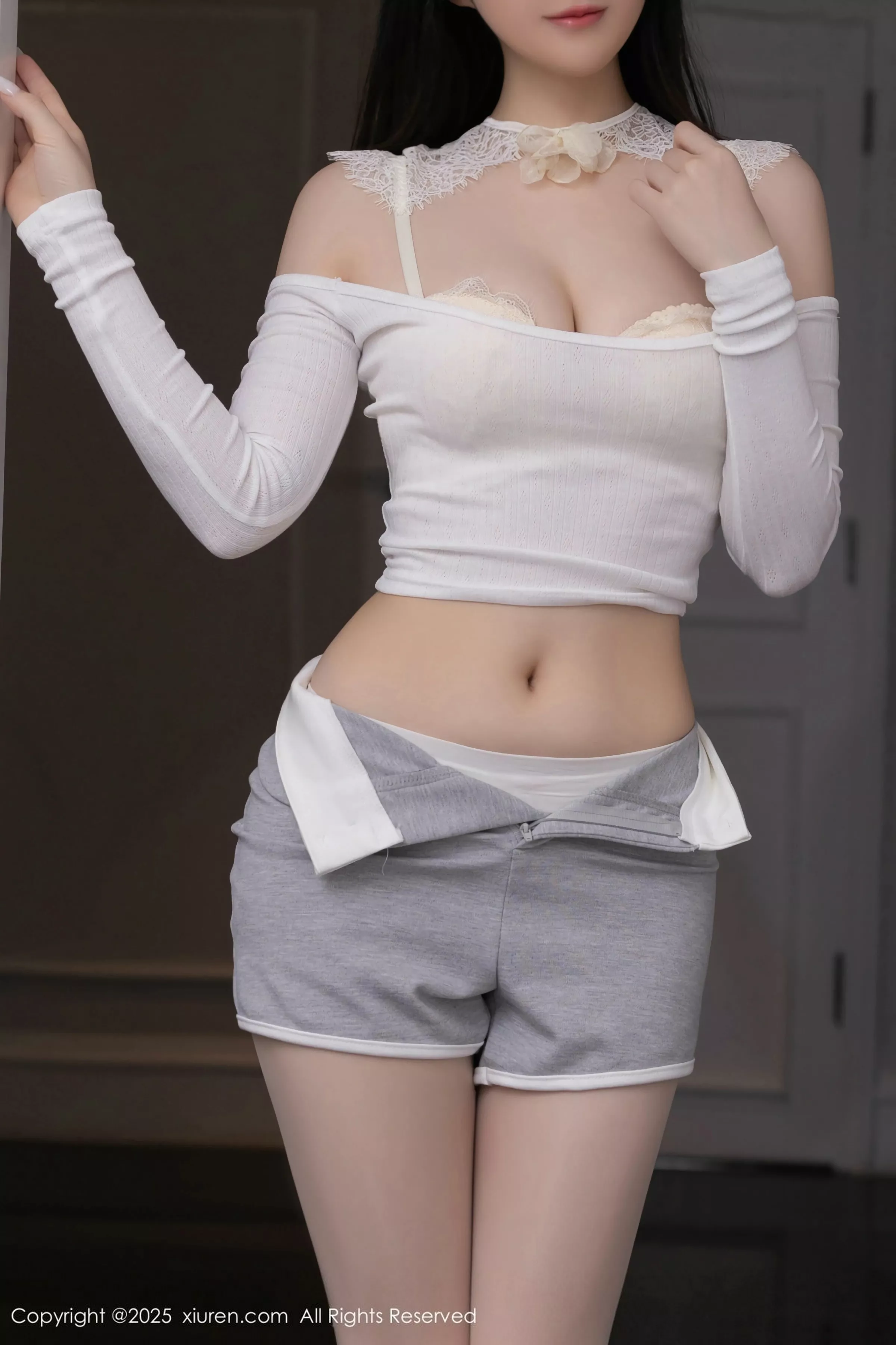 秀人集.com_[XiuRen秀人网]No.10261_模特鱼子酱Fish性感白色短T露白色内衣配开档白丝秀美腿诱惑写真80P