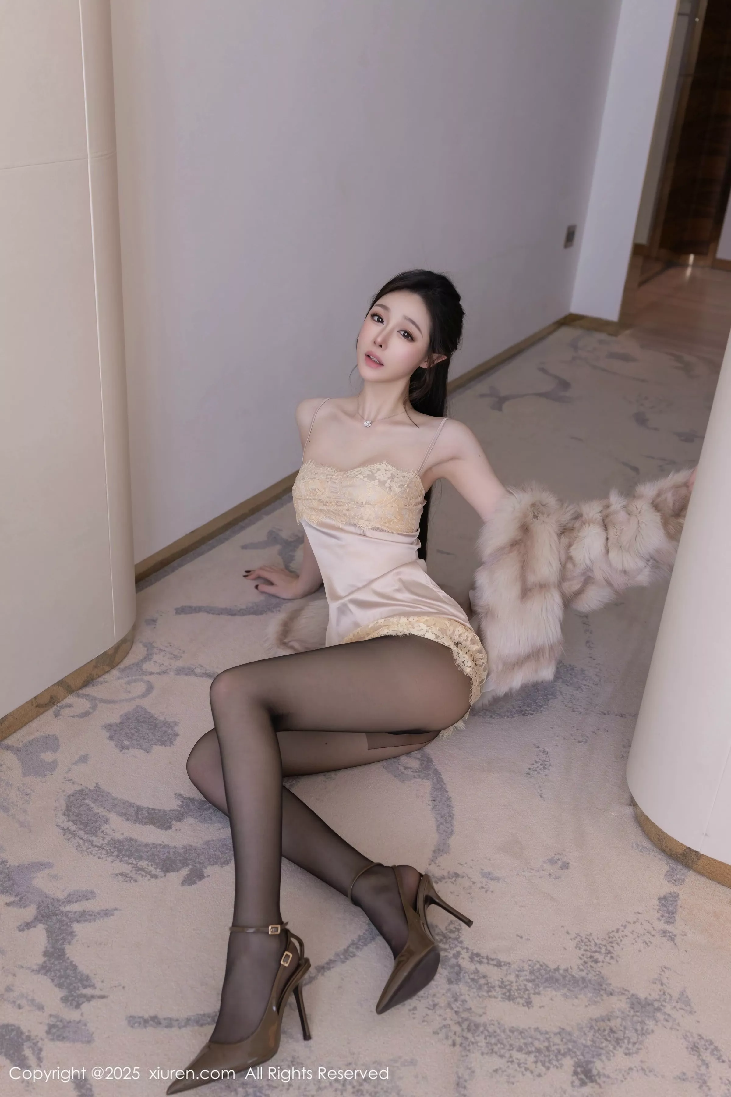 秀人集.com_[XiuRen秀人网]No.10259_模特小逗逗性感浅色吊带裙配超薄无内黑丝秀曼妙身姿诱惑写真76P