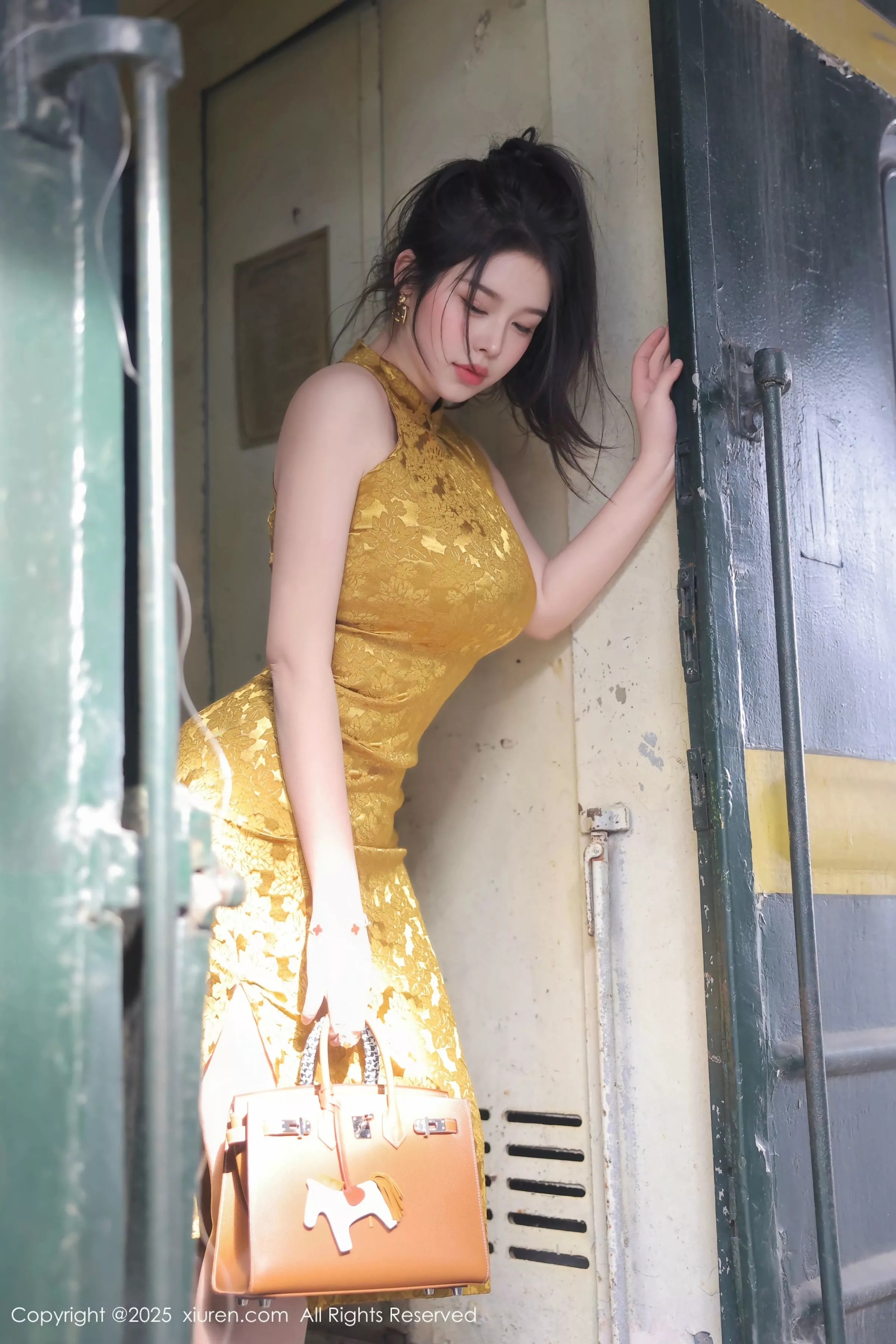 秀人集.com_[XiuRen秀人网]No.10269_模特林若凡F性感黄色旗袍露浅色内衣秀丰腴身材撩人诱惑写真71P