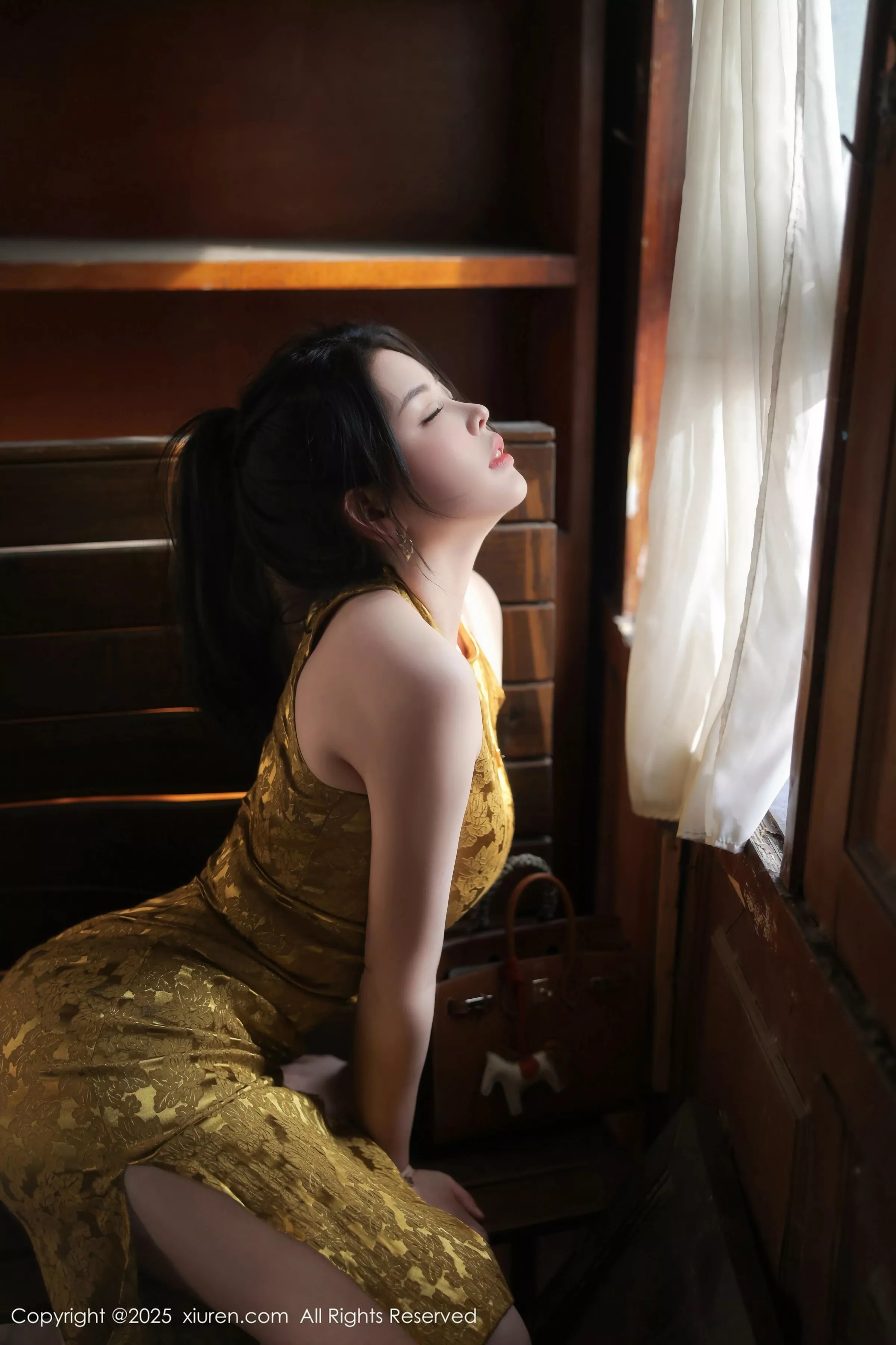 秀人集.com_[XiuRen秀人网]No.10269_模特林若凡F性感黄色旗袍露浅色内衣秀丰腴身材撩人诱惑写真71P