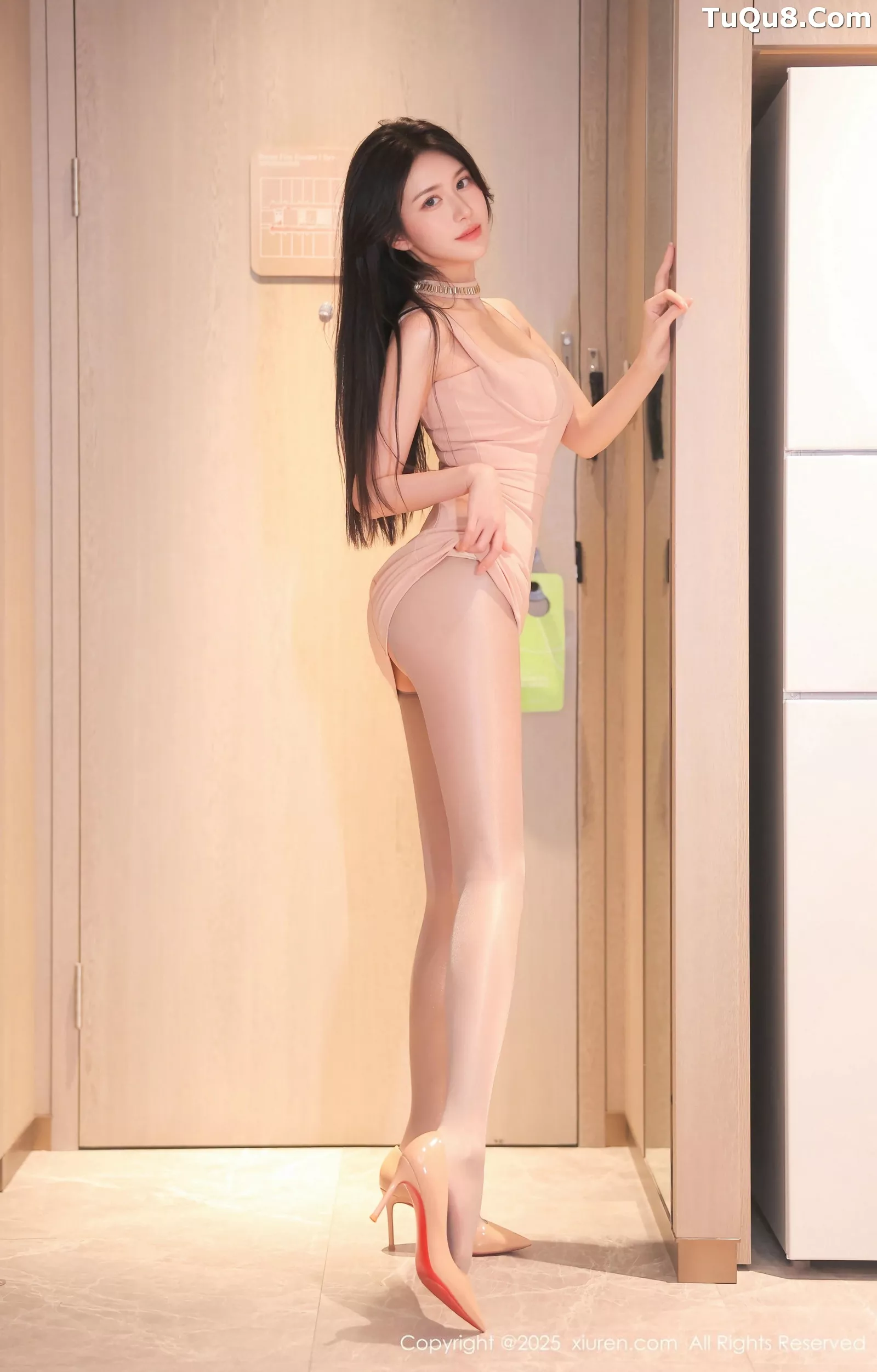 秀人集.com_[XiuRen秀人网]No.10339_模特shelly诗莉吖性感粉色连衣裙配开档灰丝秀曼妙身姿诱惑写真81P