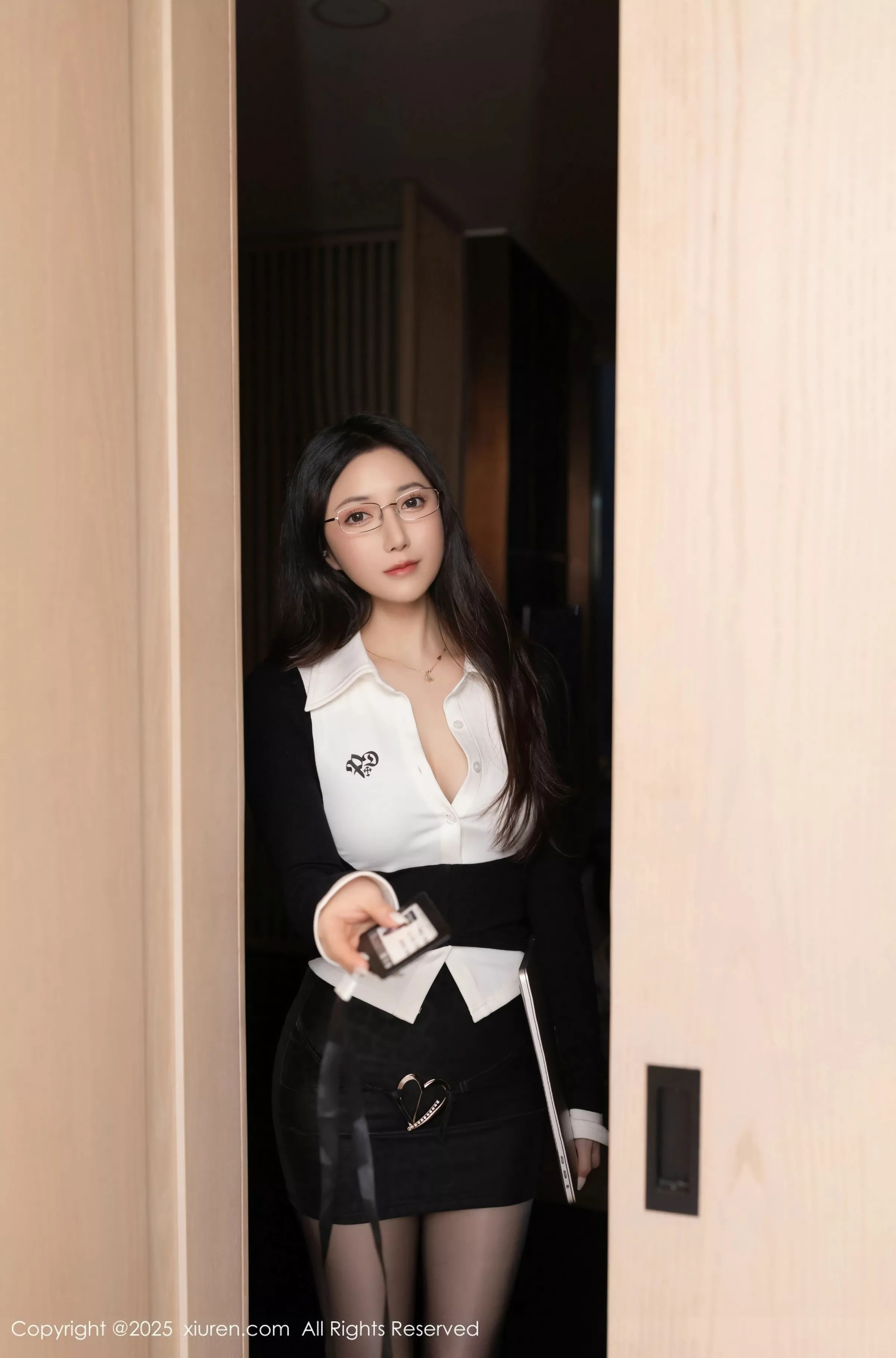 秀人集.com_[XiuRen秀人网]No.10353_模特鱼子酱Fish性感黑色学生服饰配开档黑丝秀曼妙身姿诱惑写真80P