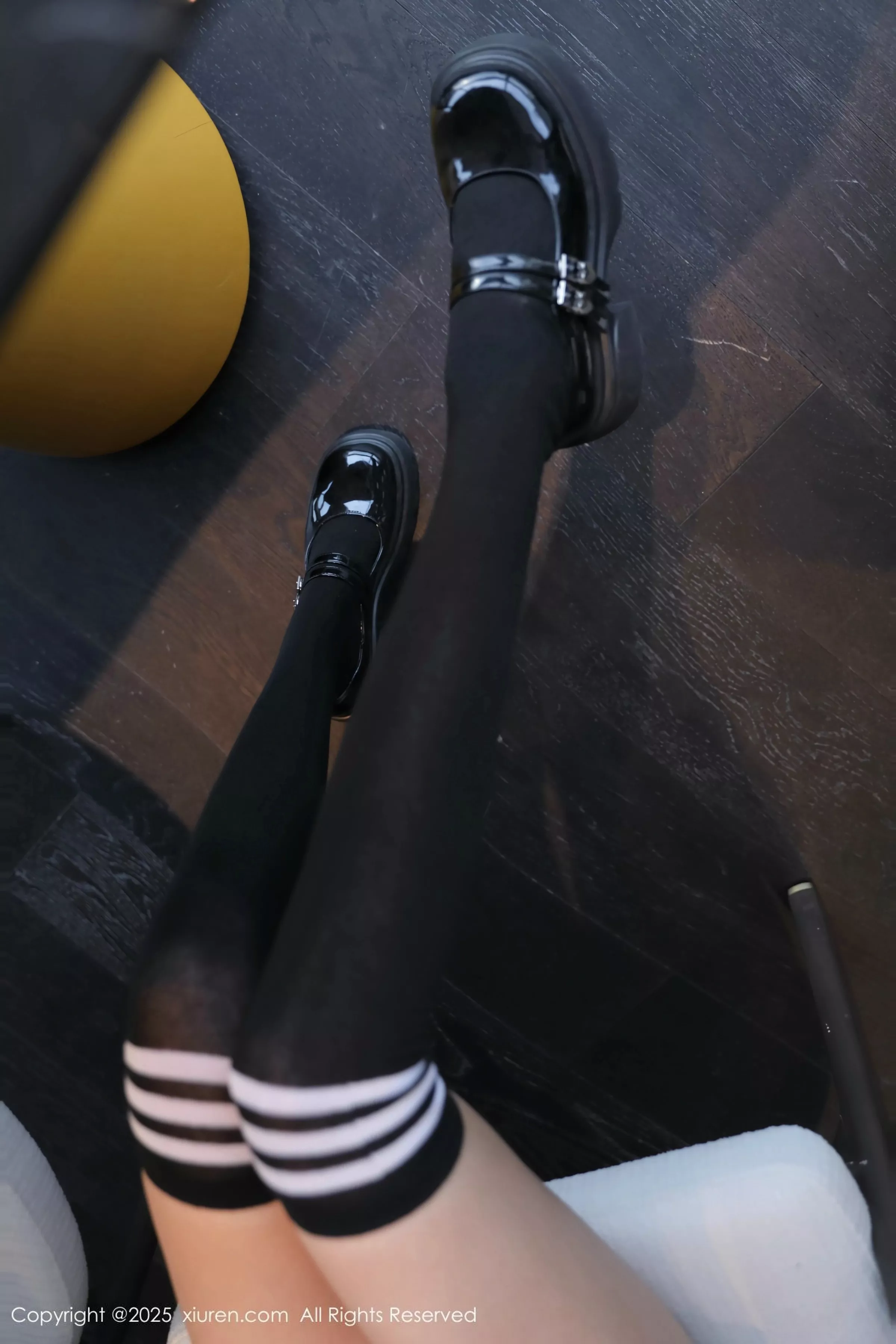 秀人集.com_[XiuRen秀人网]No.10351_模特Candy糖糖性感JK制服露白色内衣配黑丝袜秀丰腴身姿诱惑写真74P