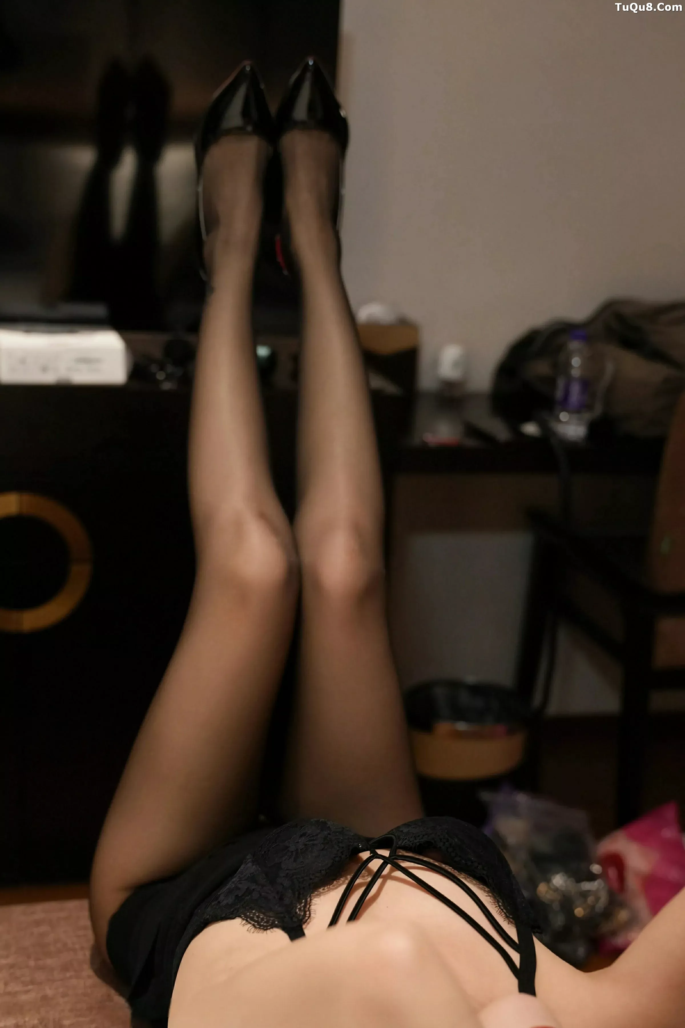 秀人集.com_[XiuRen秀人网]No.10372_模特白芷yy性感黑色包臀裙配超薄无内黑丝秀翘臀美腿诱惑写真60P