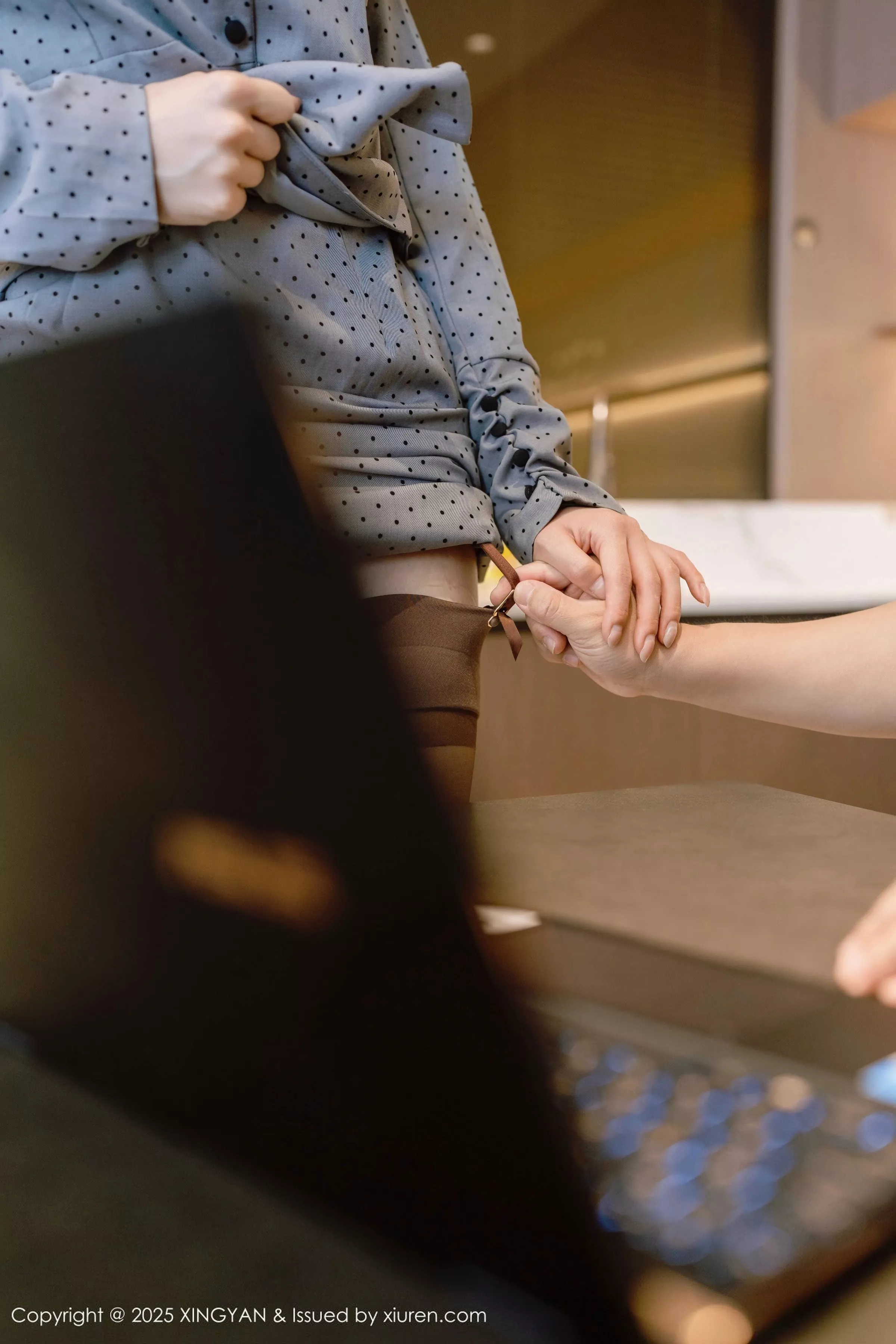 秀人集.com_[XINGYAN星颜社]VOL.348_模特清妙性感灰色OL服饰半撩露黑丝吊袜秀曼妙身姿诱惑写真80P