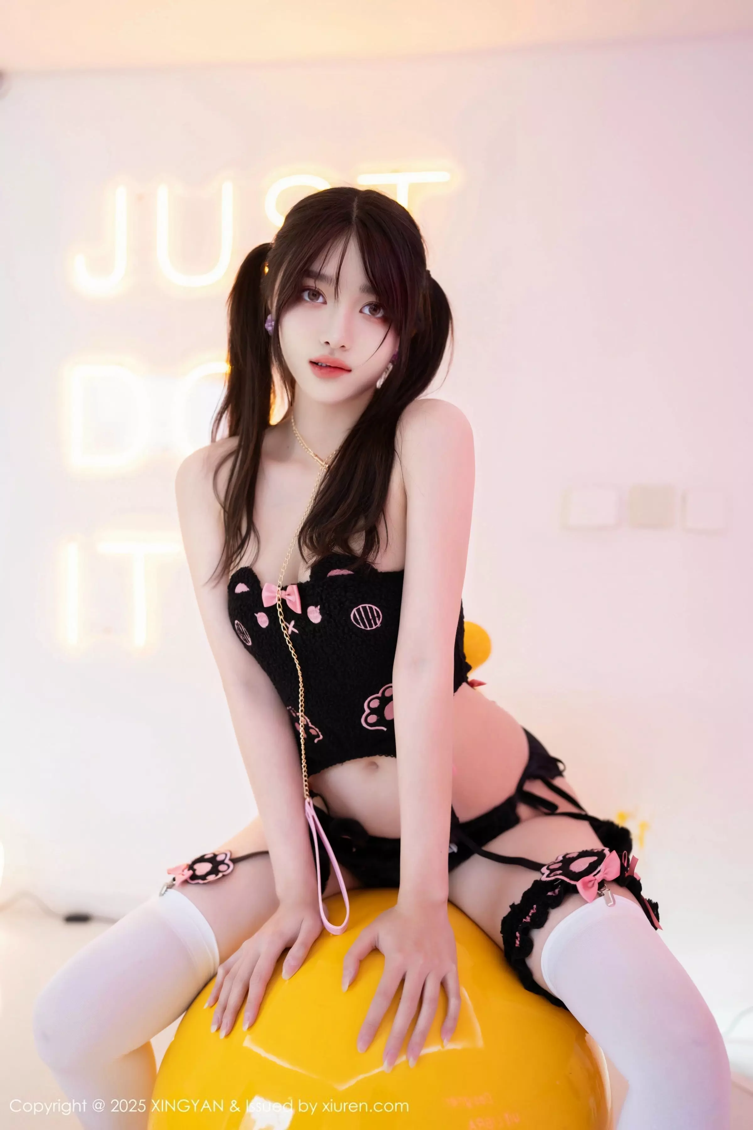 秀人集.com_[XINGYAN星颜社]VOL.349_模特白露lulu性感黑色情趣内衣配白色丝袜秀完美曲线诱惑写真59P