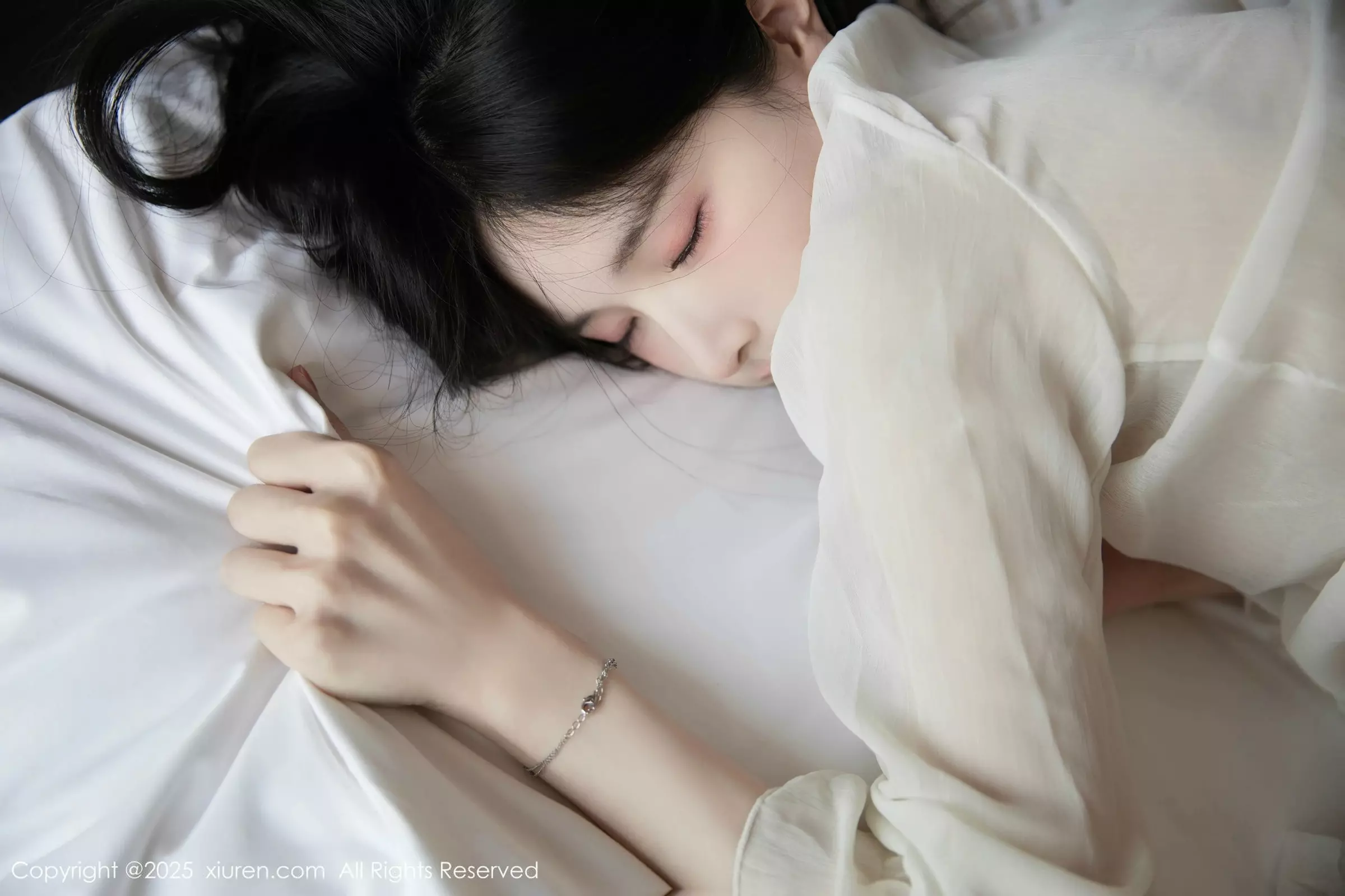 秀人集.com_[XiuRen秀人网]No.10319_模特布丁wow性感白色上衣配黑短裙露超薄黑丝秀美腿诱惑写真80P