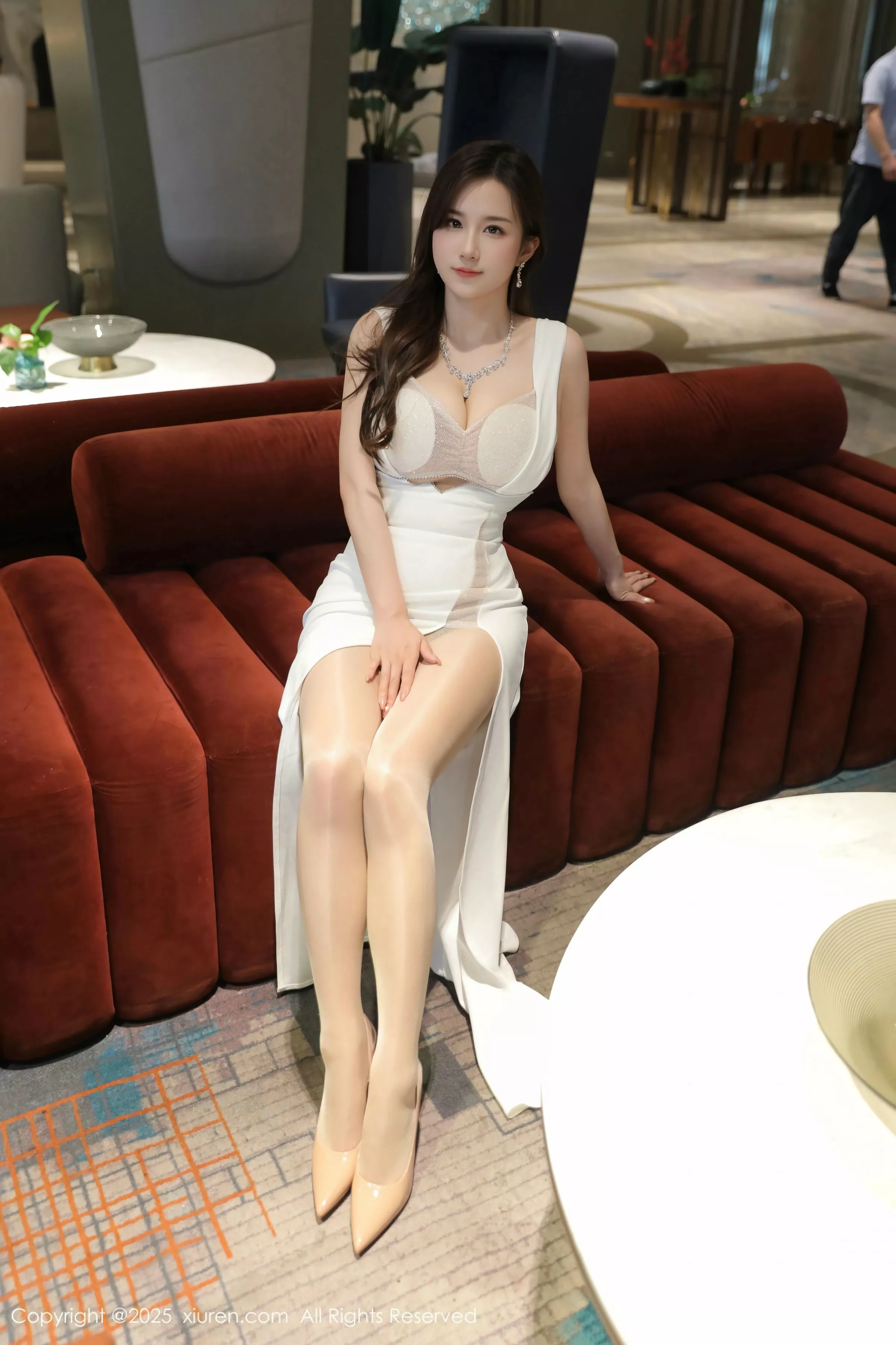 秀人集.com_[XiuRen秀人网]No.10429_模特小肉肉咪性感白色礼服配开档肉丝秀凹凸身材完美诱惑写真74P