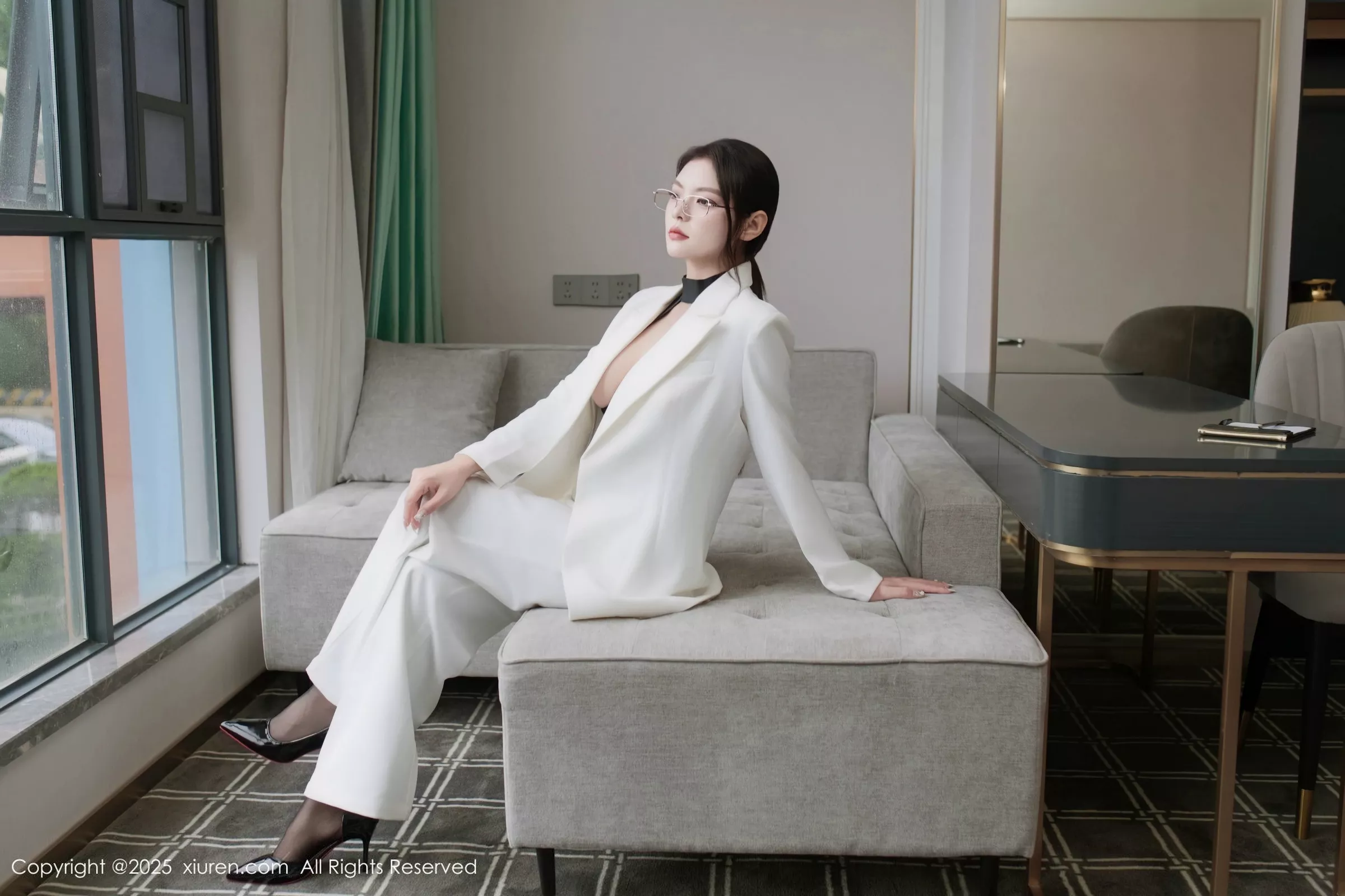 秀人集.com_[XiuRen秀人网]No.10464_新人模特冬安白色西服露黑色情趣内衣配黑丝袜秀丰满身材诱惑写真94P