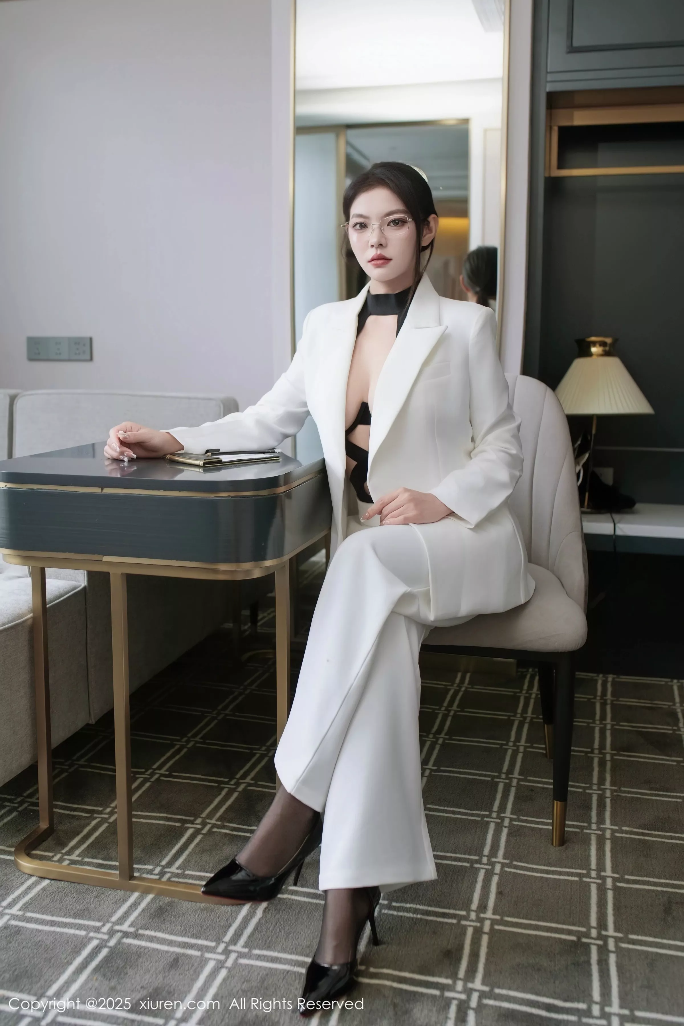 秀人集.com_[XiuRen秀人网]No.10464_新人模特冬安白色西服露黑色情趣内衣配黑丝袜秀丰满身材诱惑写真94P