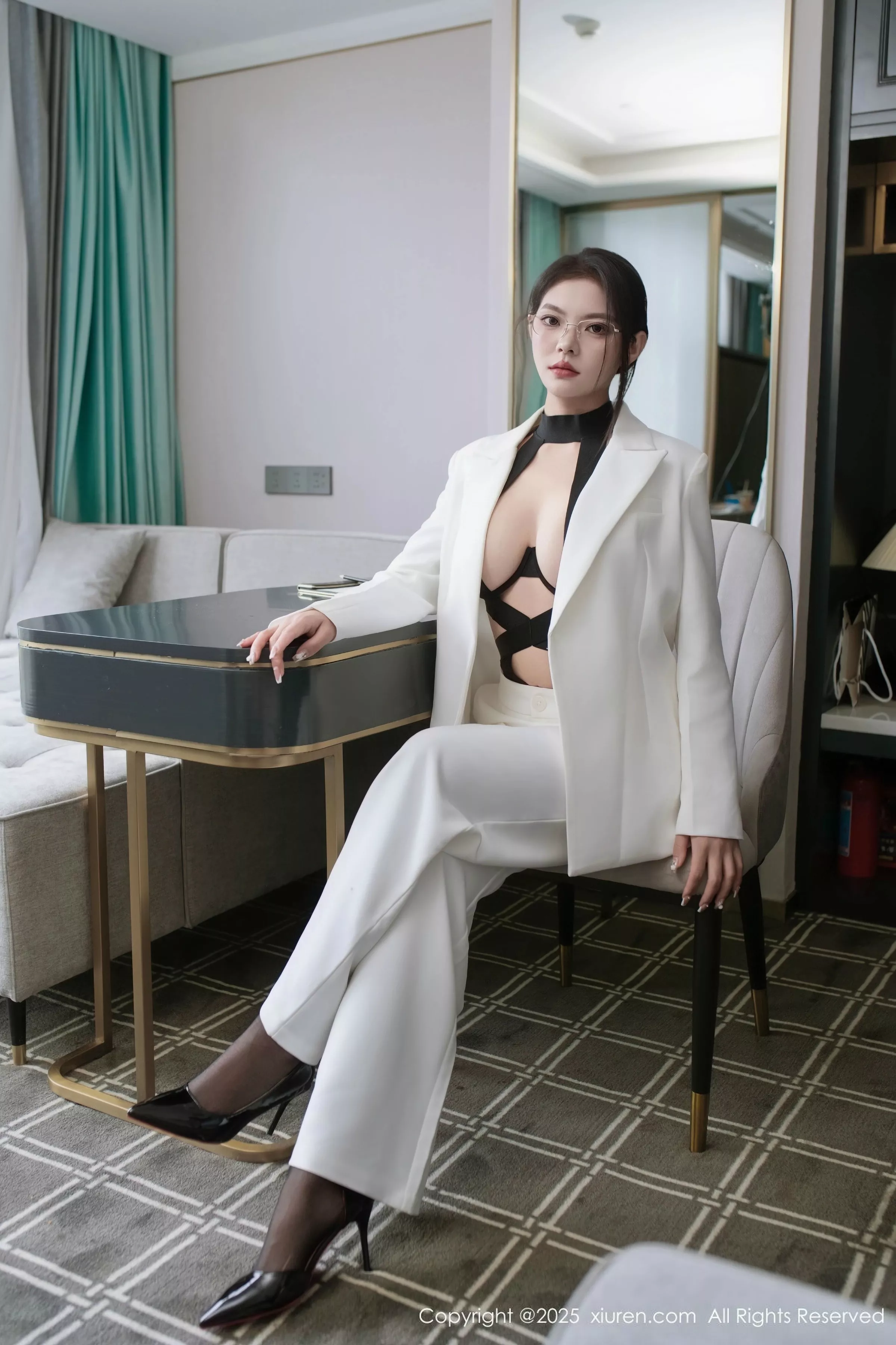 秀人集.com_[XiuRen秀人网]No.10464_新人模特冬安白色西服露黑色情趣内衣配黑丝袜秀丰满身材诱惑写真94P