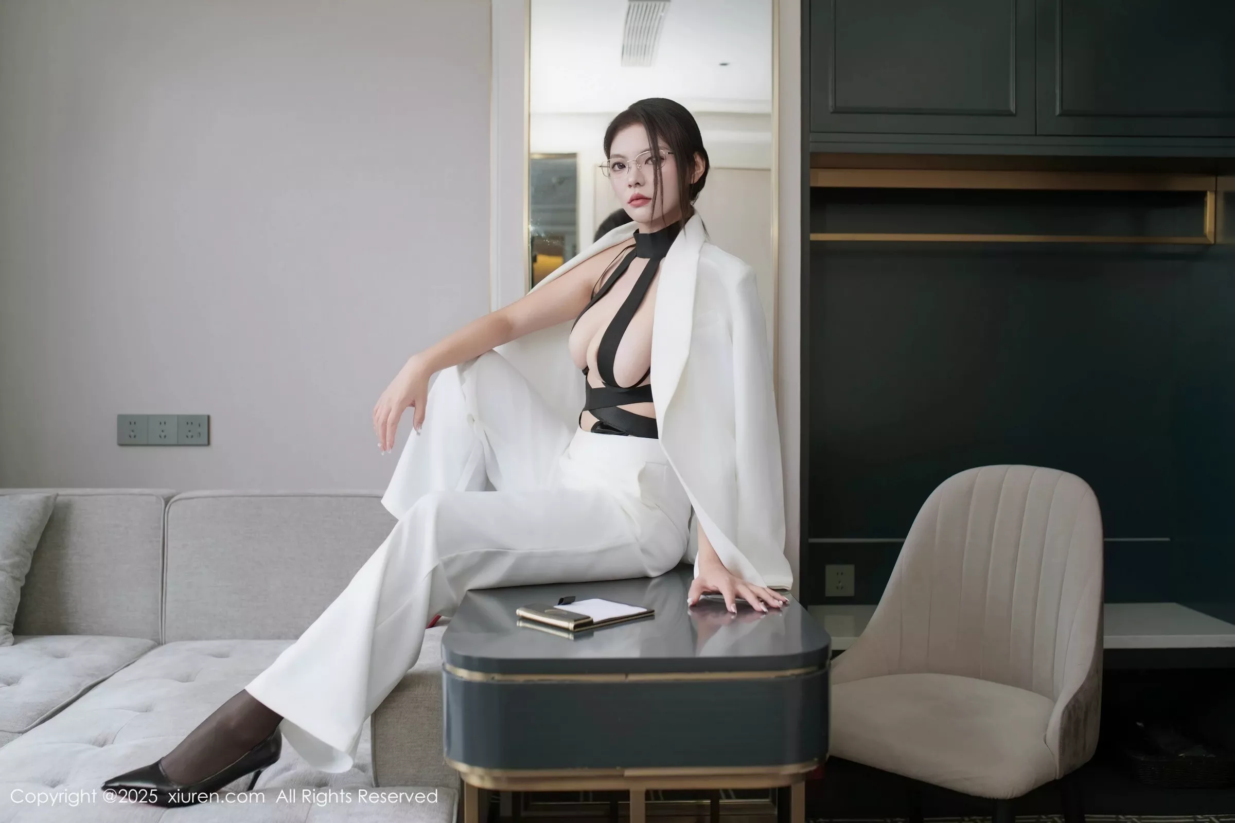 秀人集.com_[XiuRen秀人网]No.10464_新人模特冬安白色西服露黑色情趣内衣配黑丝袜秀丰满身材诱惑写真94P