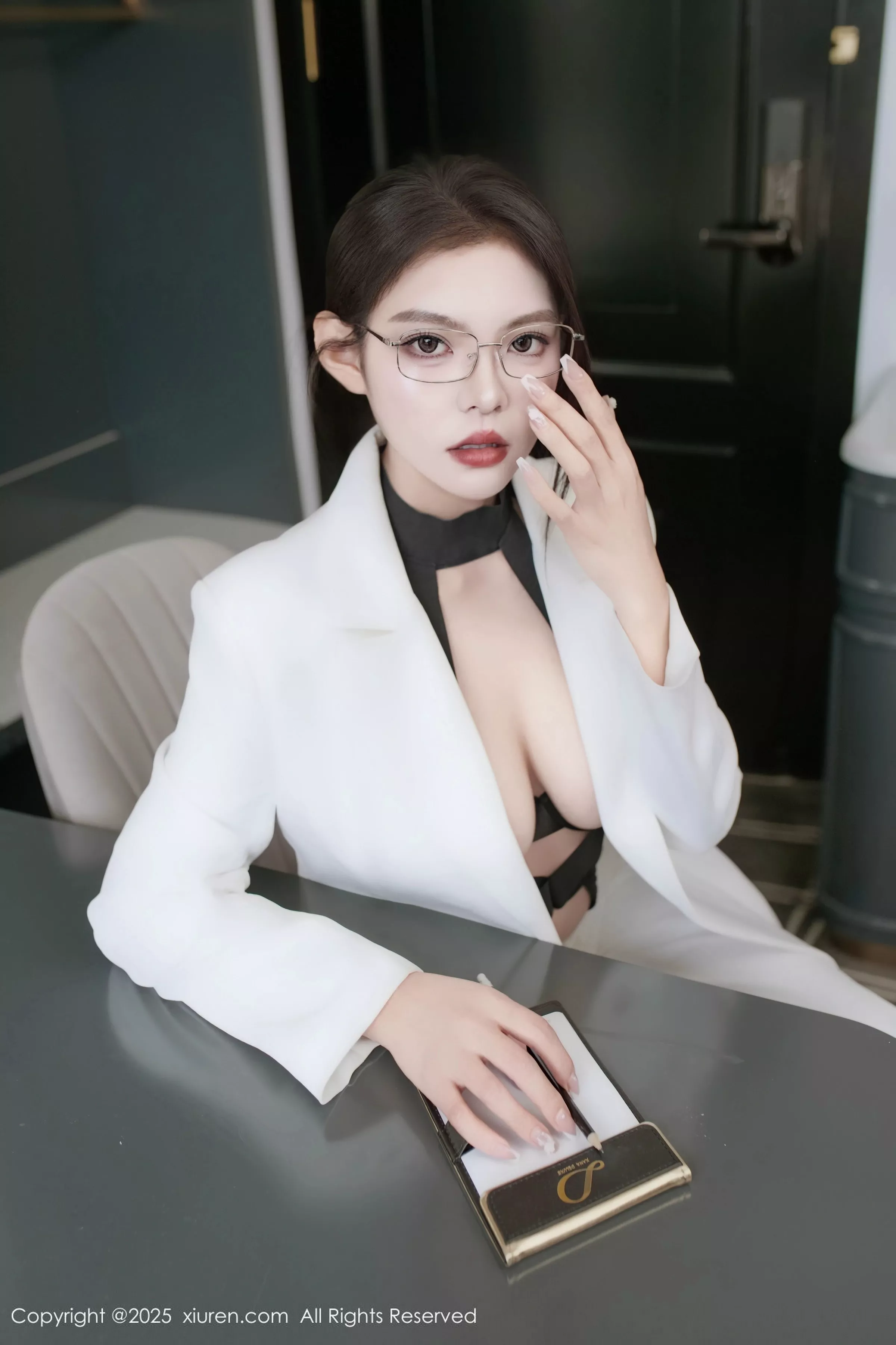 秀人集.com_[XiuRen秀人网]No.10464_新人模特冬安白色西服露黑色情趣内衣配黑丝袜秀丰满身材诱惑写真94P