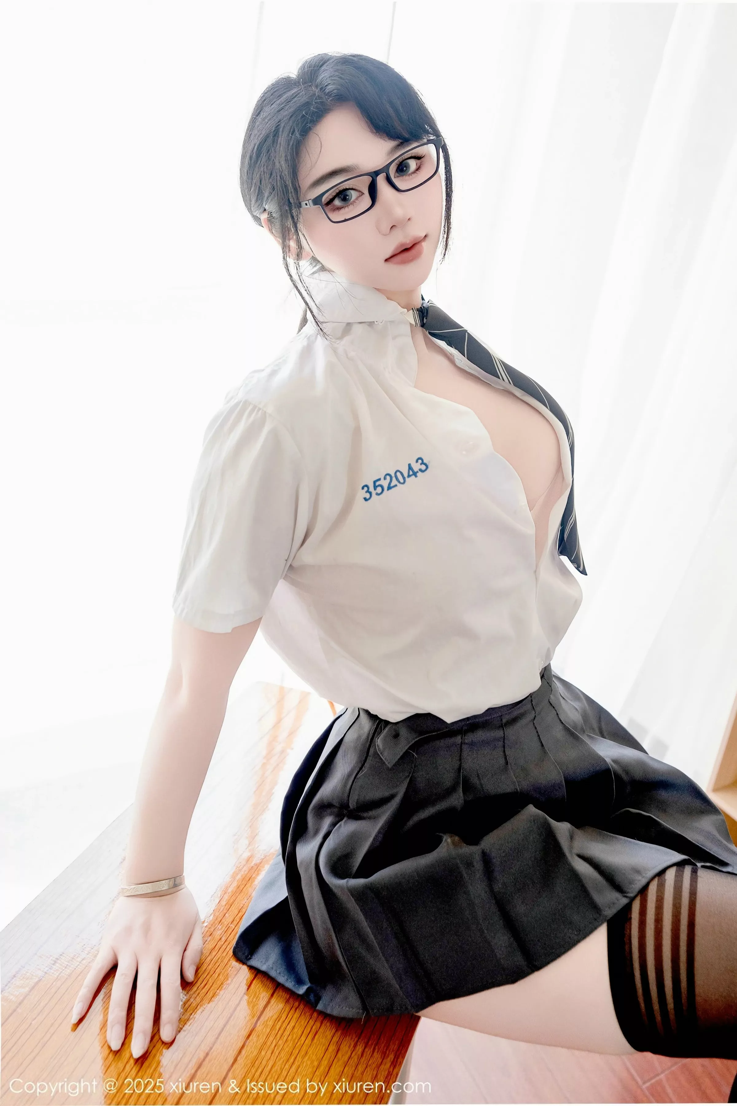 秀人集.com_[XiuRen秀人网]No.10530_模特汐汐爱吃草莓性感学妹服饰配黑色丝袜秀丰满身材诱惑写真85P