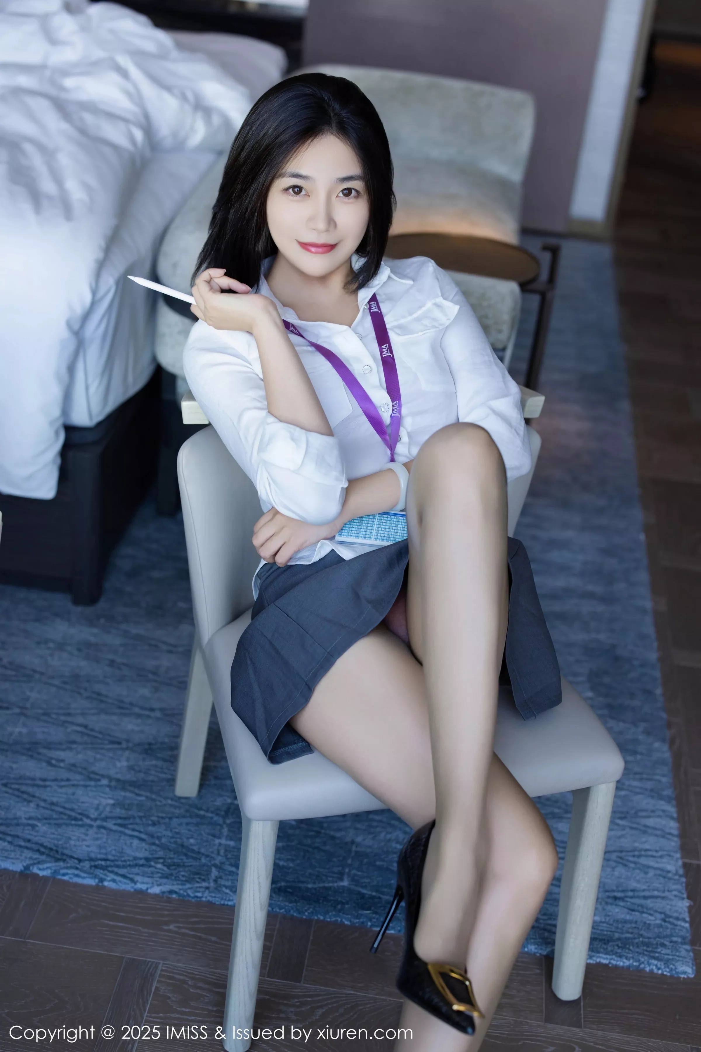 秀人集.com_[IMISS爱蜜社]Vol.795_女神许诺Sabrina灰色OL服饰露红色内衣配超薄黑丝秀美腿诱惑写真90P