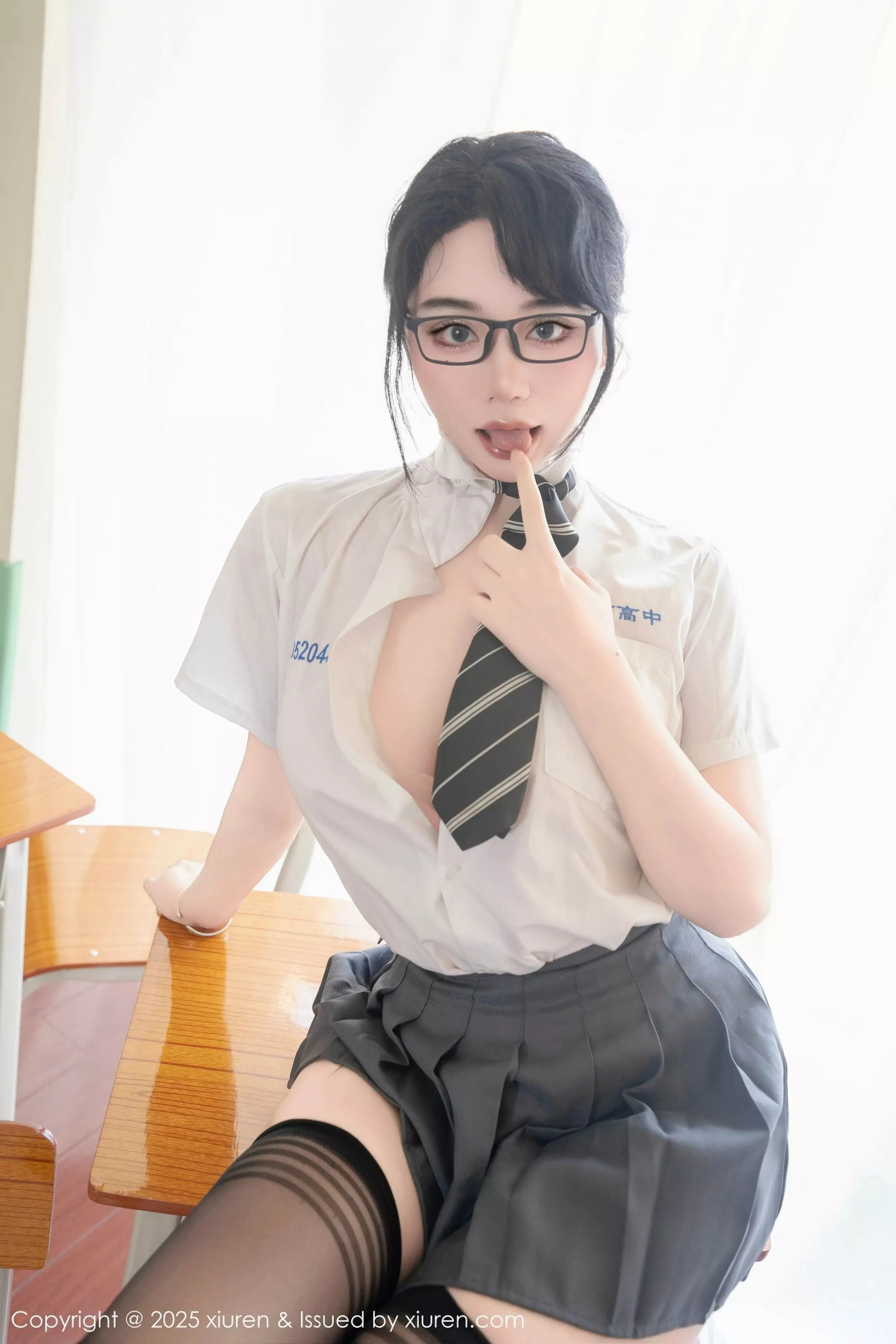 秀人集.com_[XiuRen秀人网]No.10530_模特汐汐爱吃草莓性感学妹服饰配黑色丝袜秀丰满身材诱惑写真85P